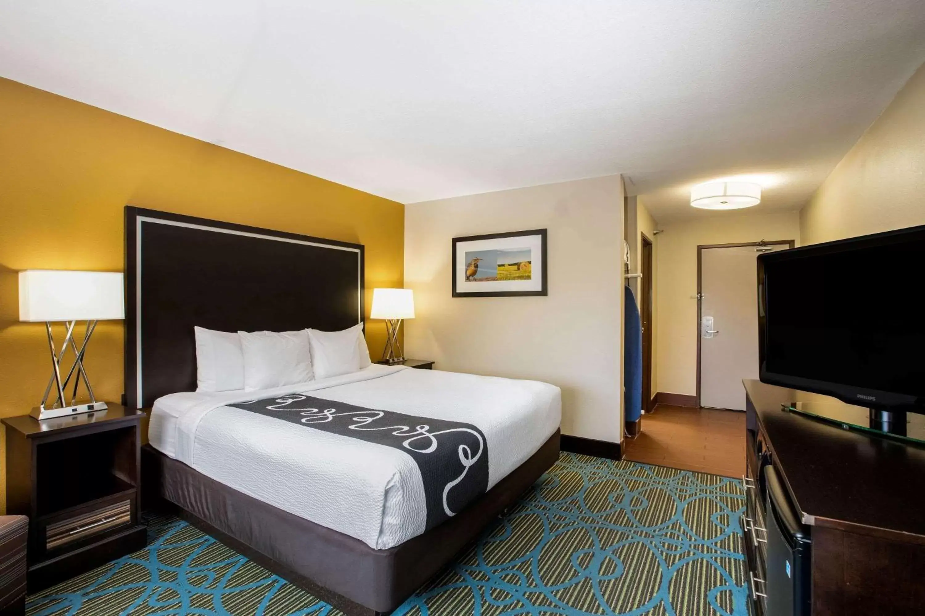 Photo of the whole room, Bed in La Quinta Inn & Suites by Wyndham Emporia