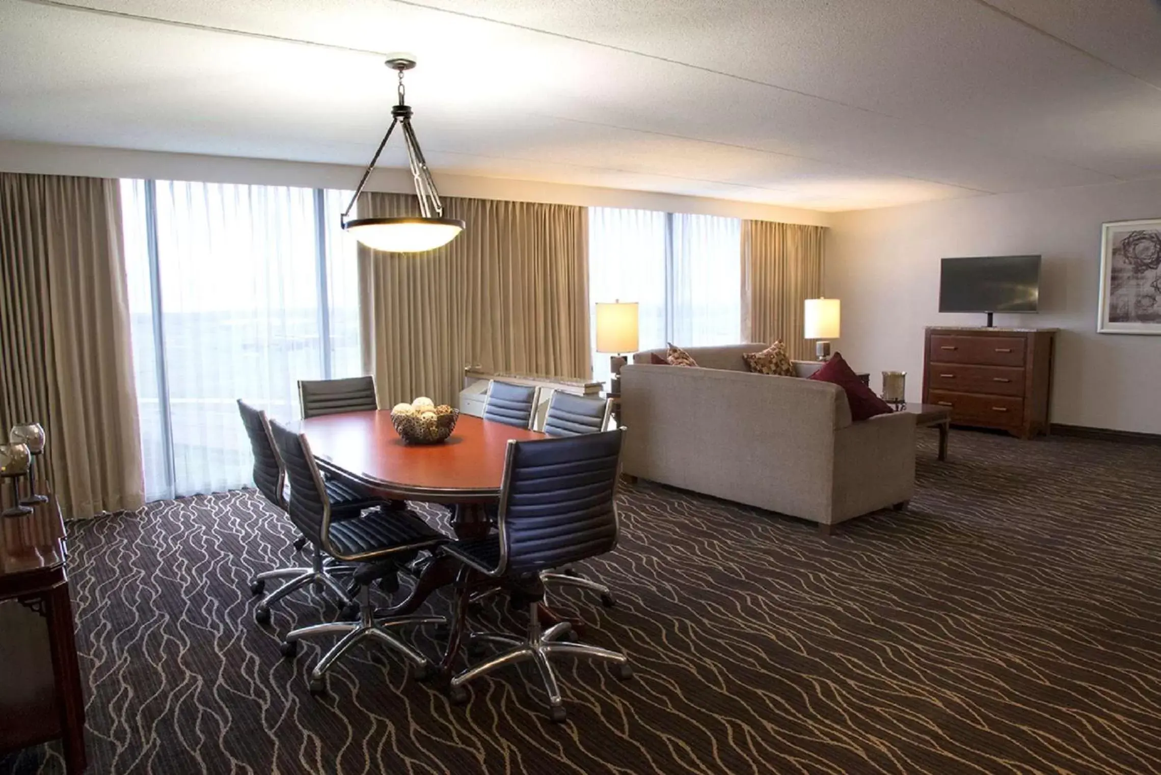 Living room, Seating Area in Hilton Kansas City Airport