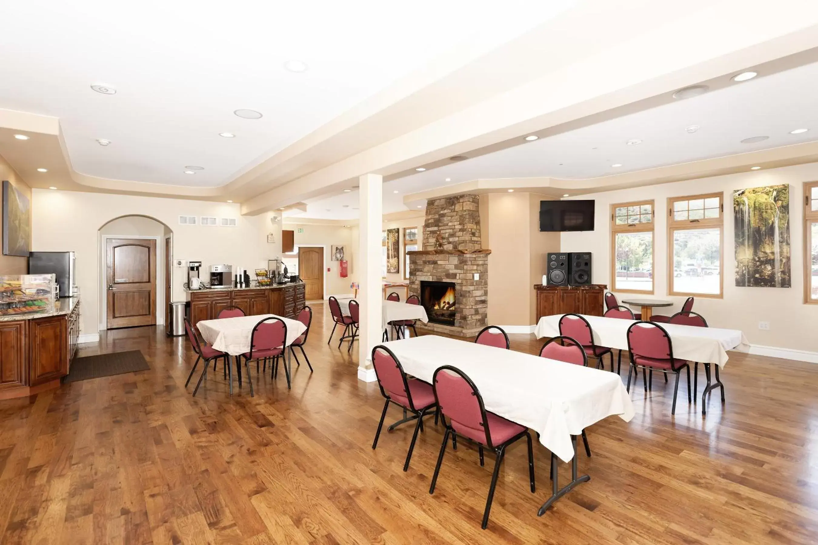 Communal lounge/ TV room, Restaurant/Places to Eat in Glenwood Springs Inn