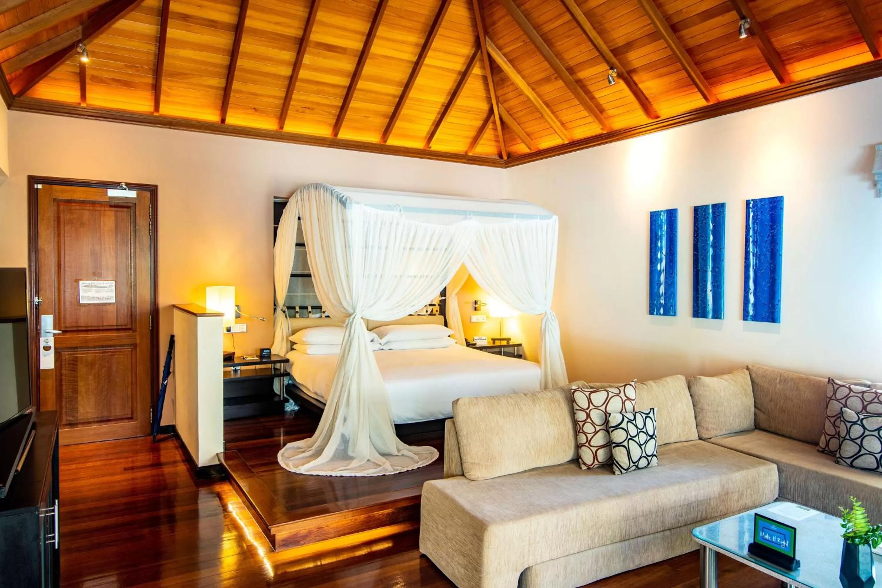 Living room, Bed in Hilton Seychelles Labriz Resort & Spa
