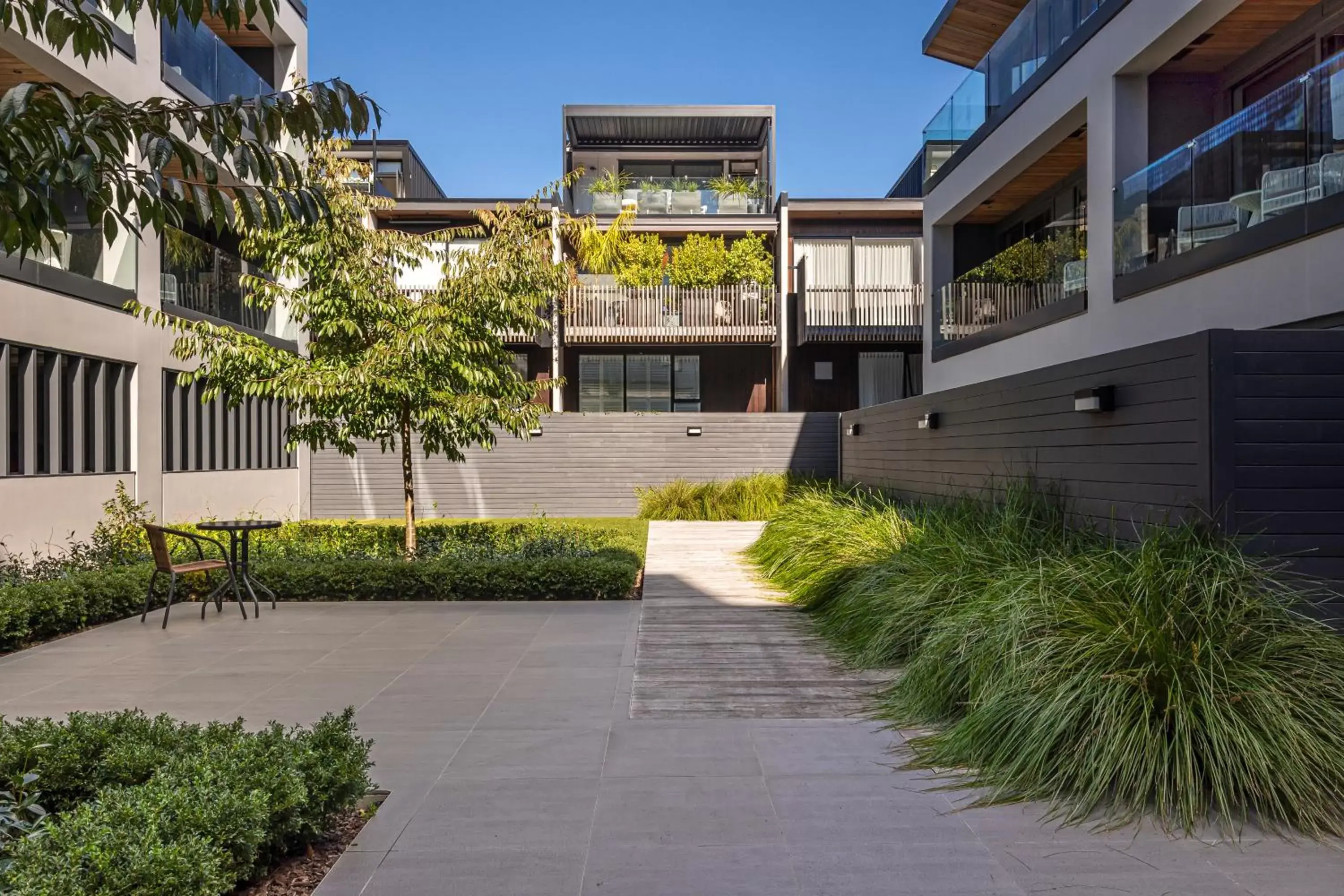 Inner courtyard view, Property Building in FERNZ Motel & Apartments Birkenhead