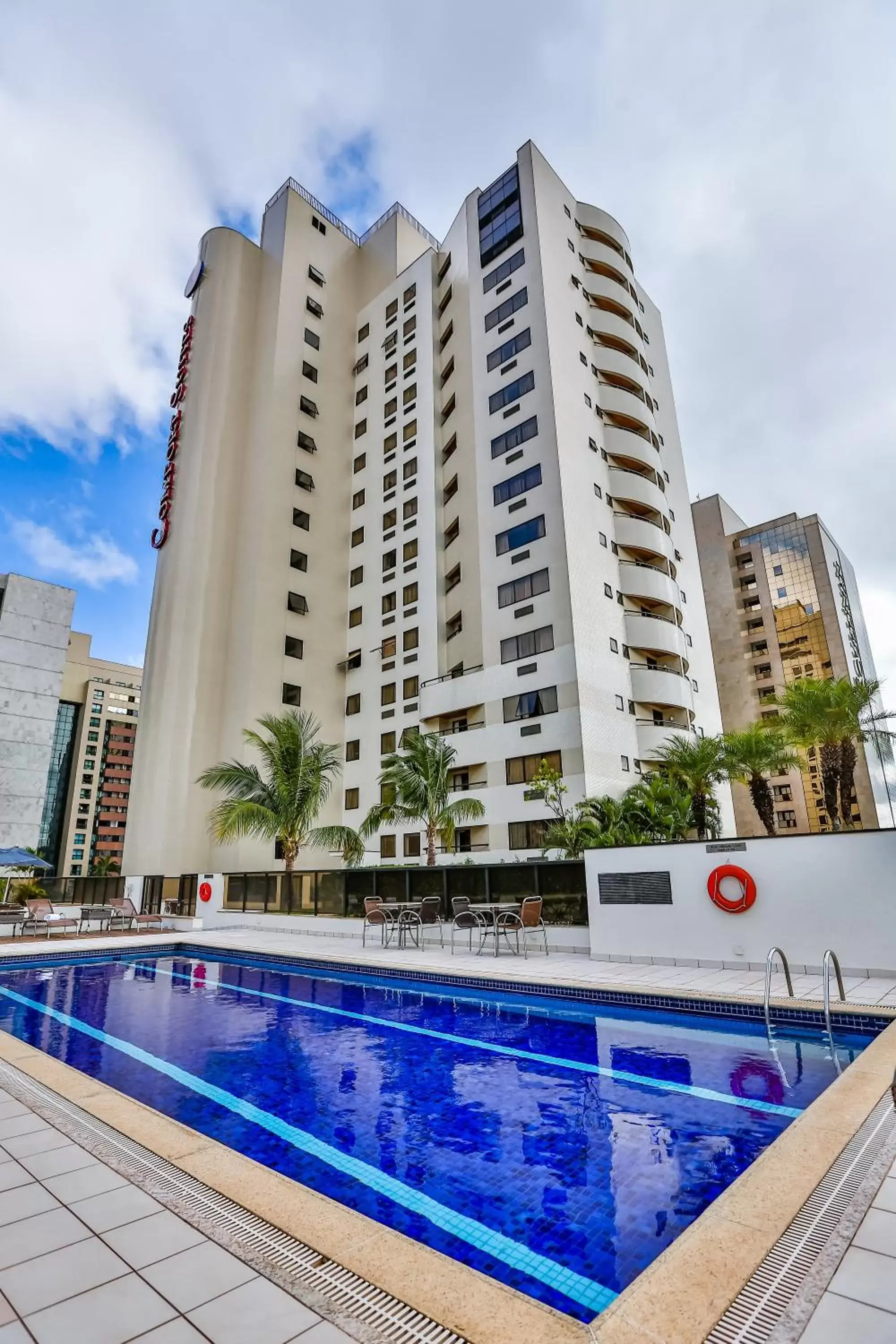Property building, Swimming Pool in Comfort Suites Brasília