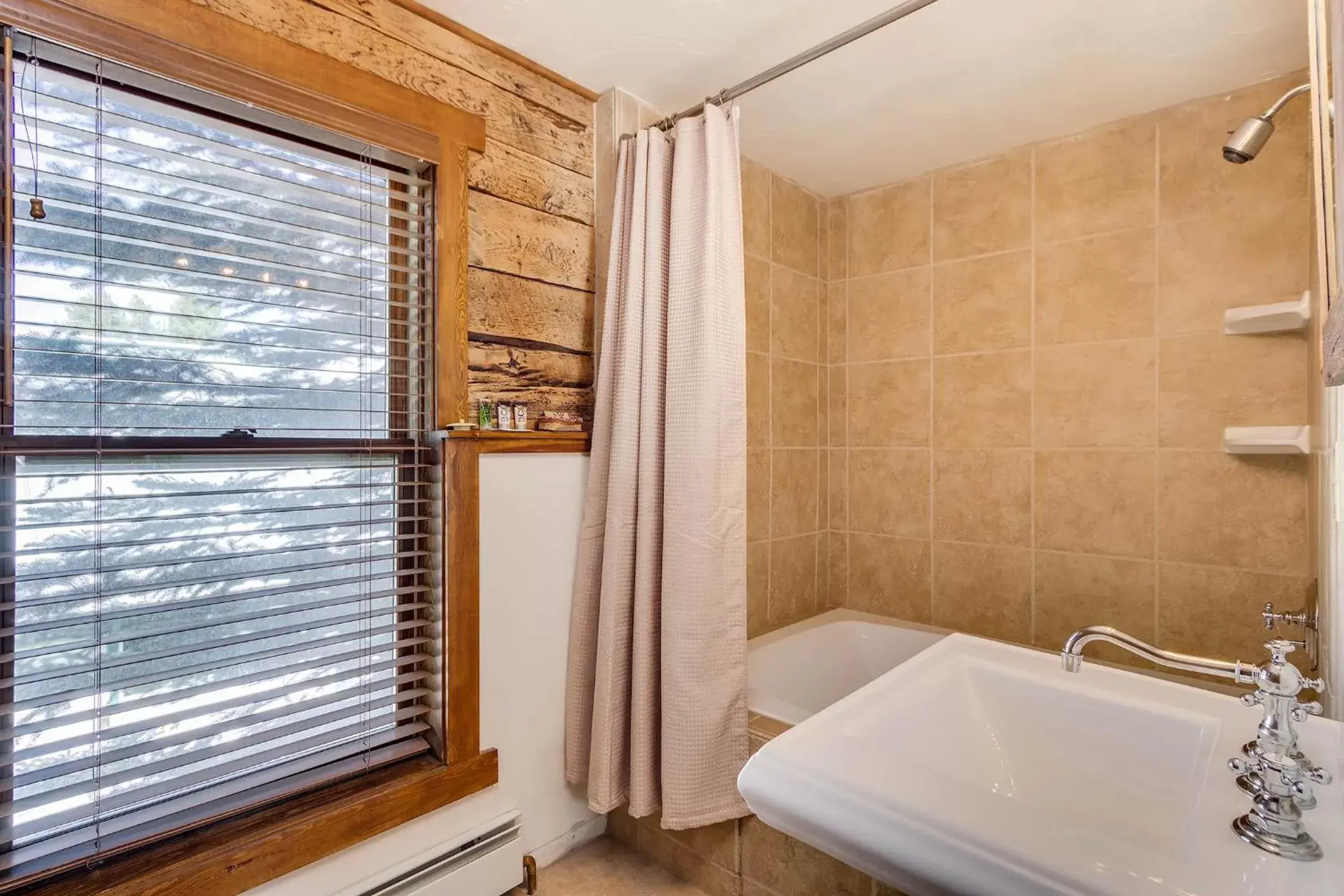 Bathroom in Minturn Inn