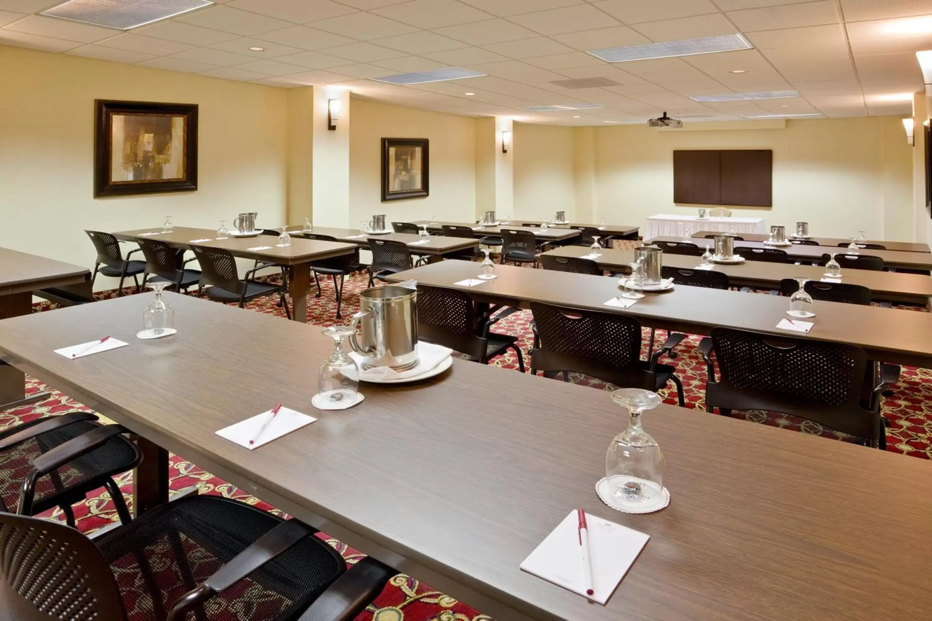 Meeting/conference room, Restaurant/Places to Eat in Crowne Plaza Cleveland Airport, an IHG Hotel