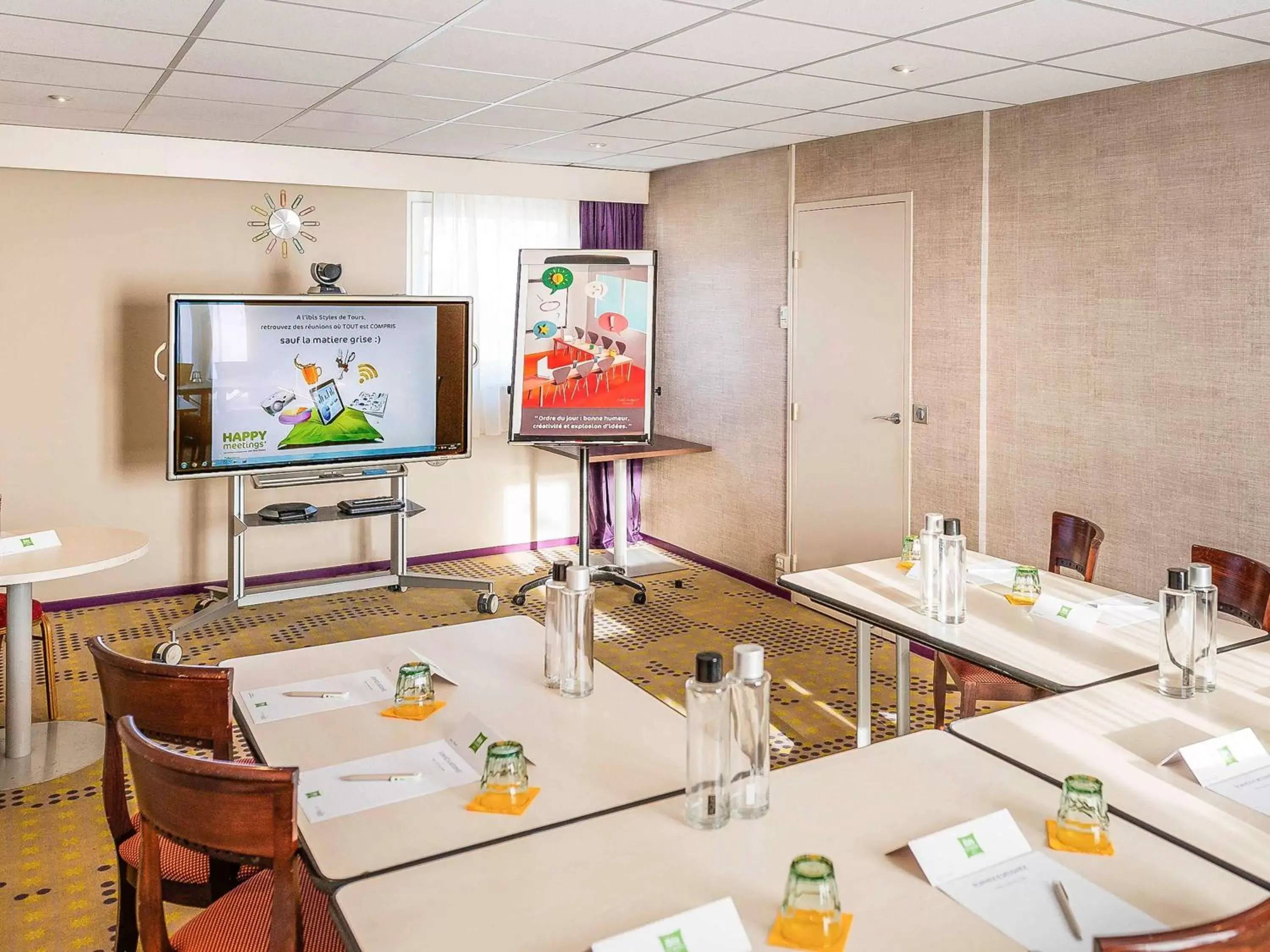 Meeting/conference room, Bathroom in ibis Styles Tours Centre