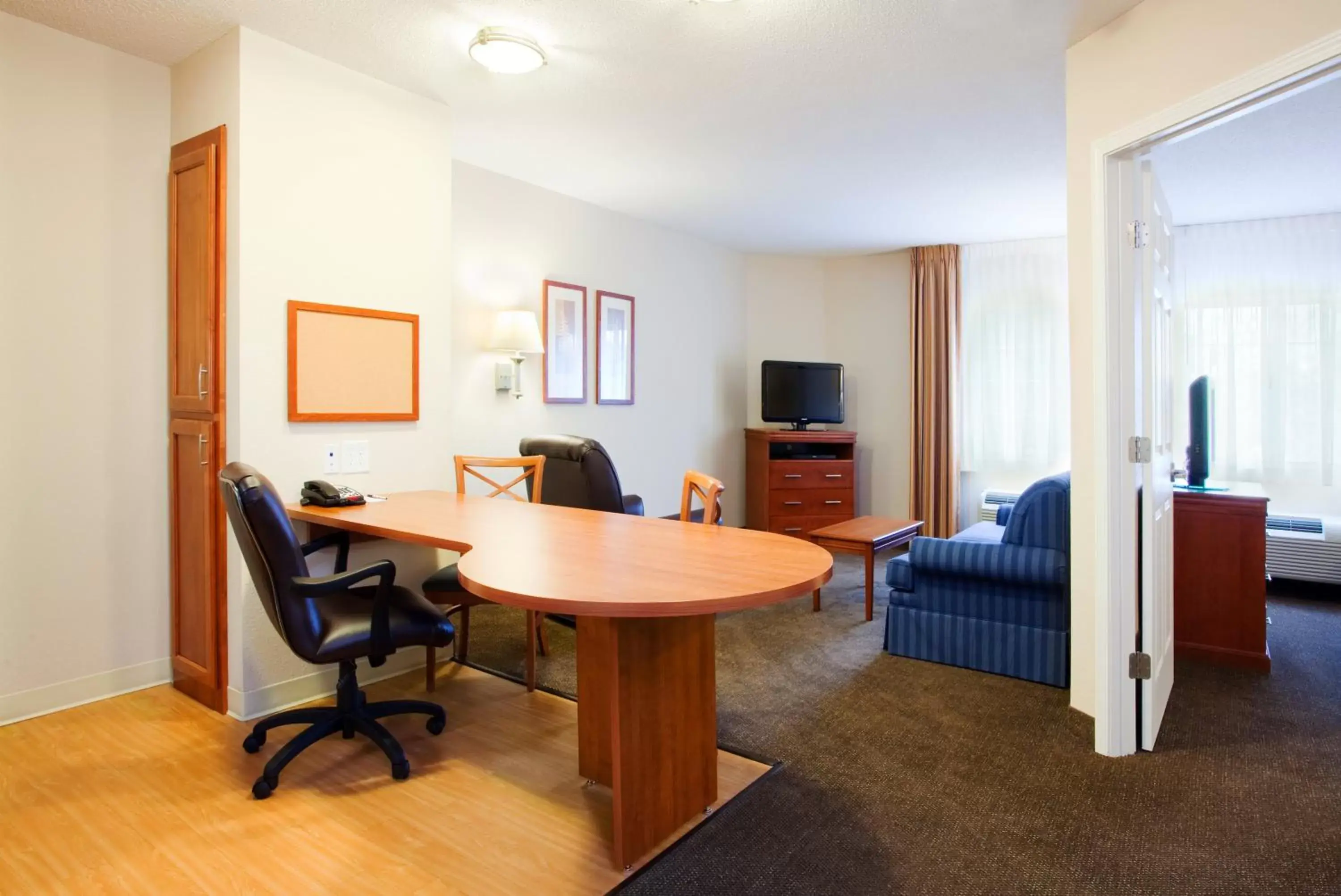 Photo of the whole room, Seating Area in Candlewood Suites New Bern, an IHG Hotel