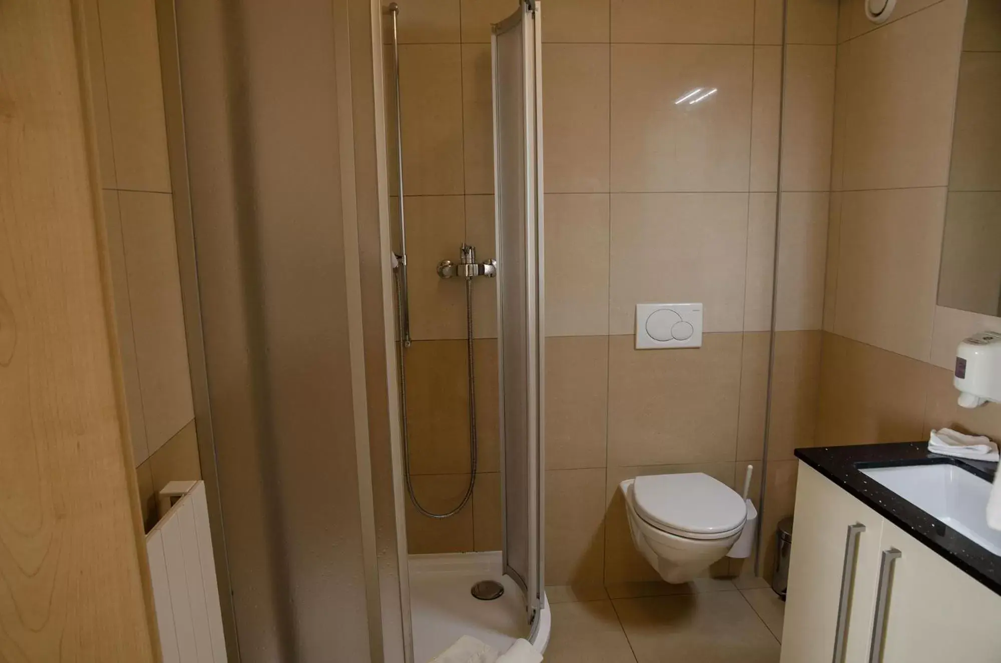 Shower, Bathroom in Hotel du Faucon