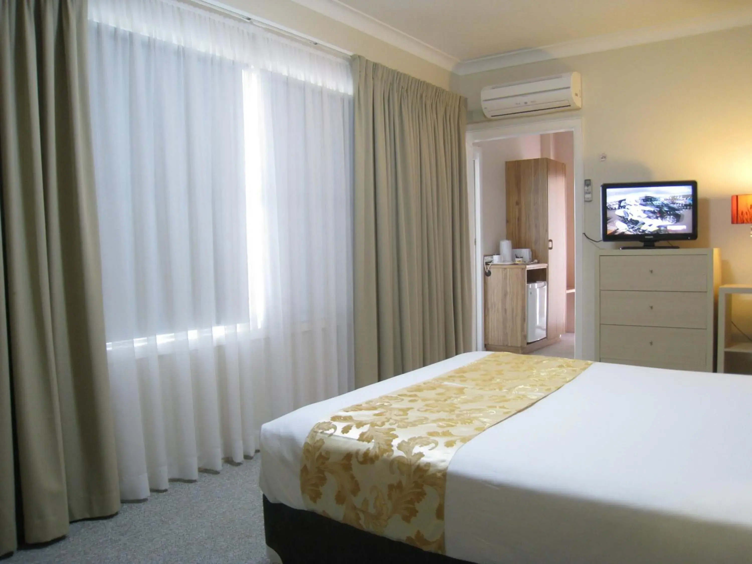 Bedroom, Bed in Country Lodge Motor Inn