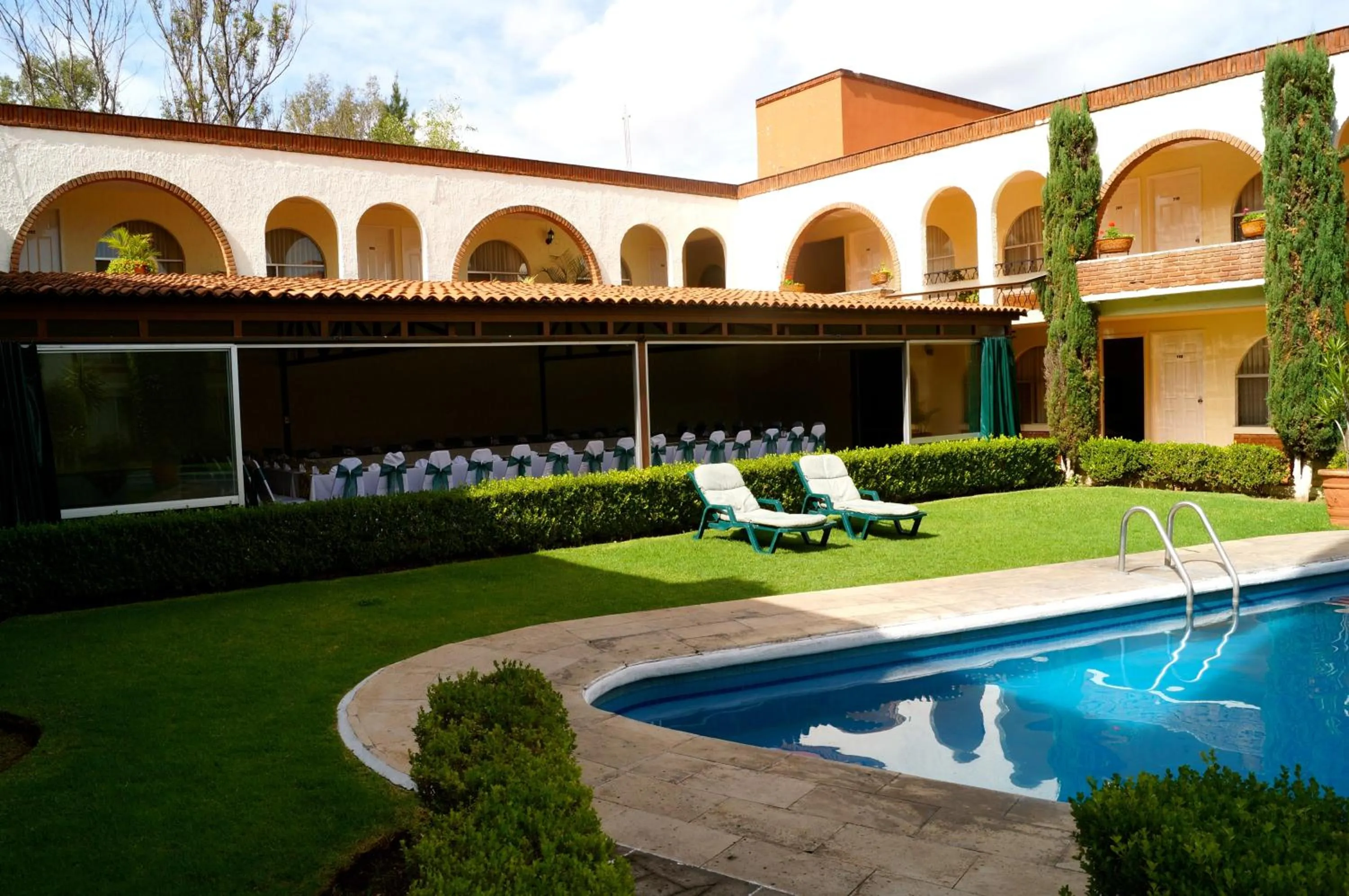 Swimming pool in Hotel & Suites Villa del Sol