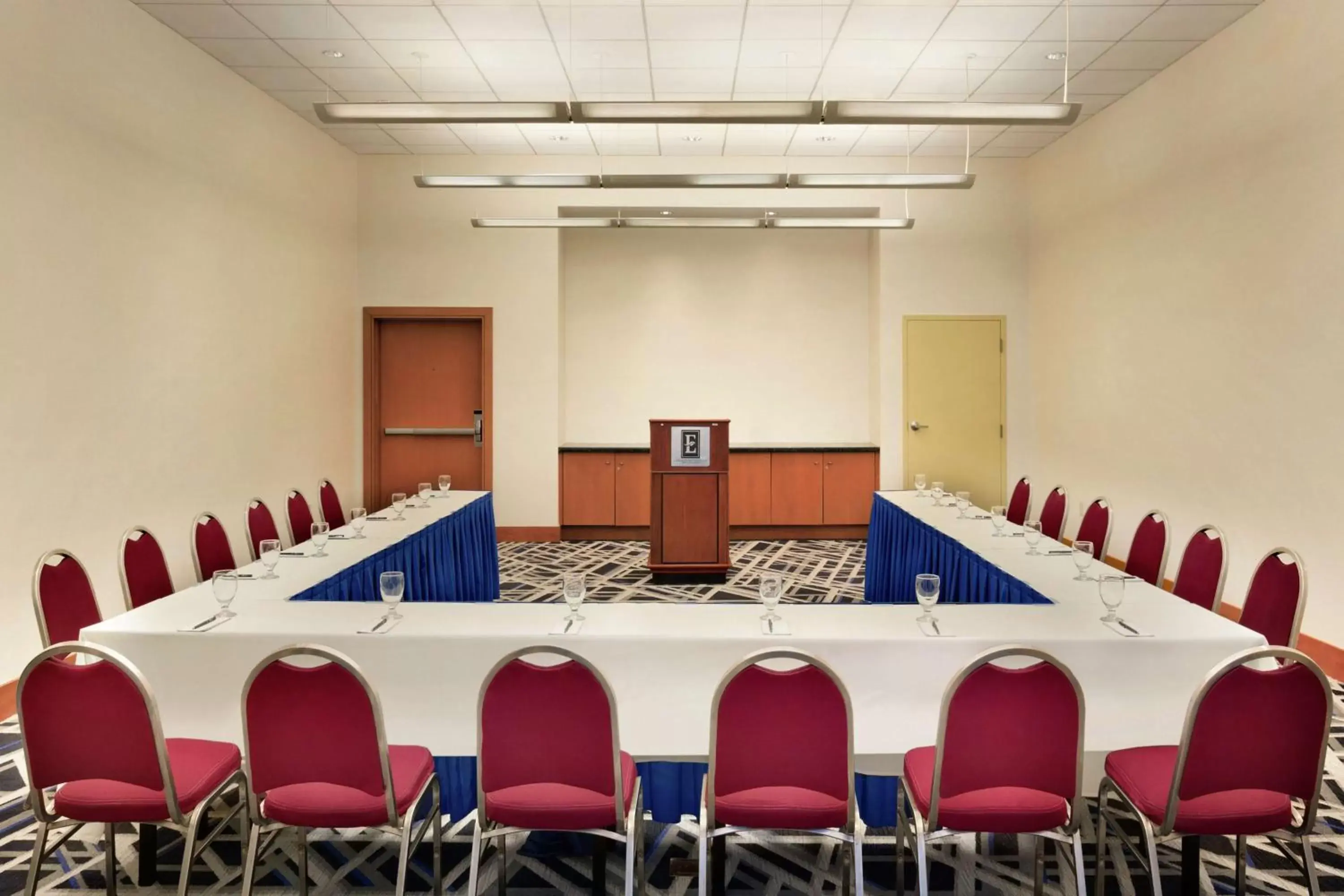 Meeting/conference room in Embassy Suites Boston at Logan Airport