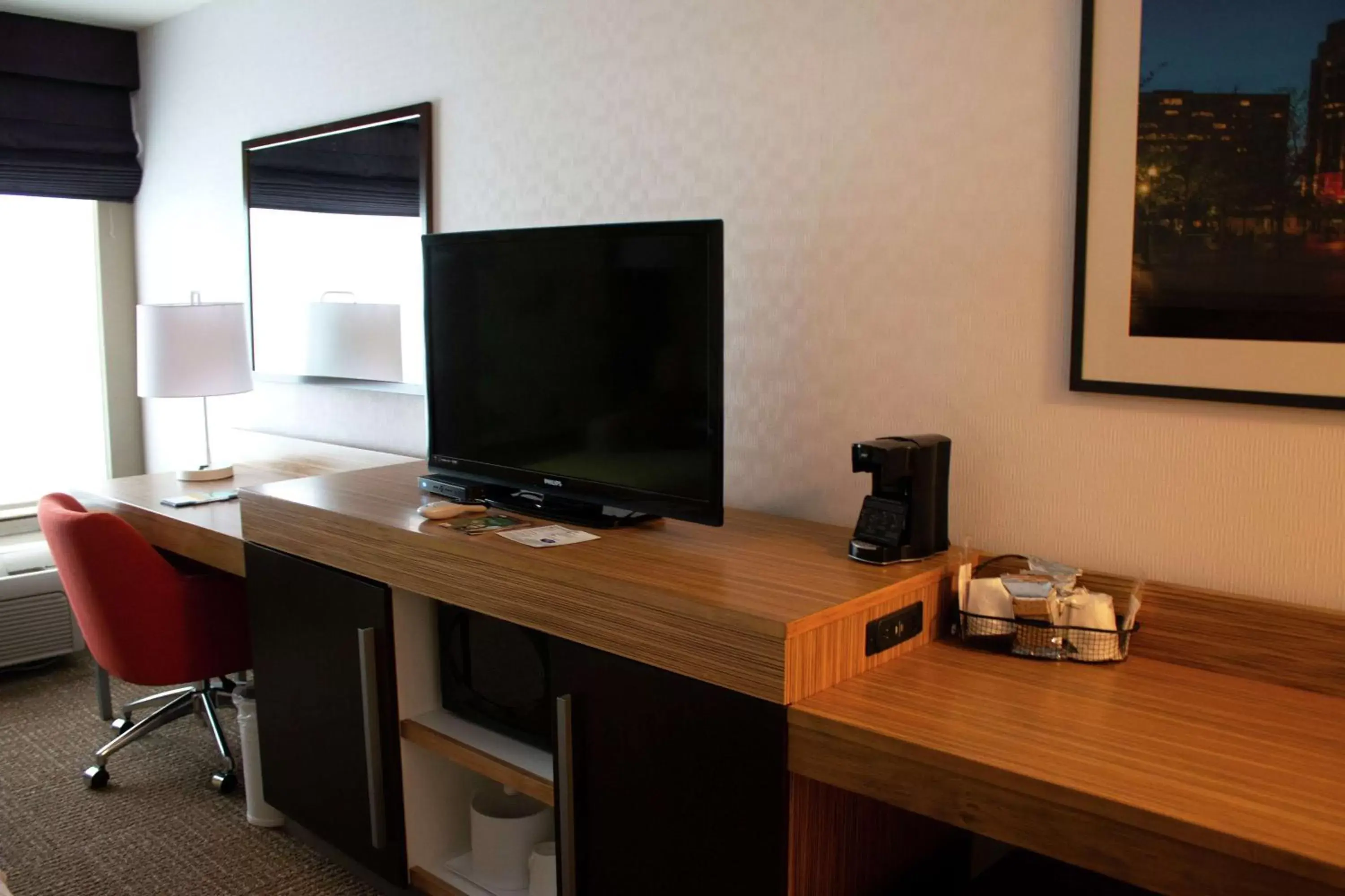 Bedroom, TV/Entertainment Center in Hampton Inn Boise - Airport