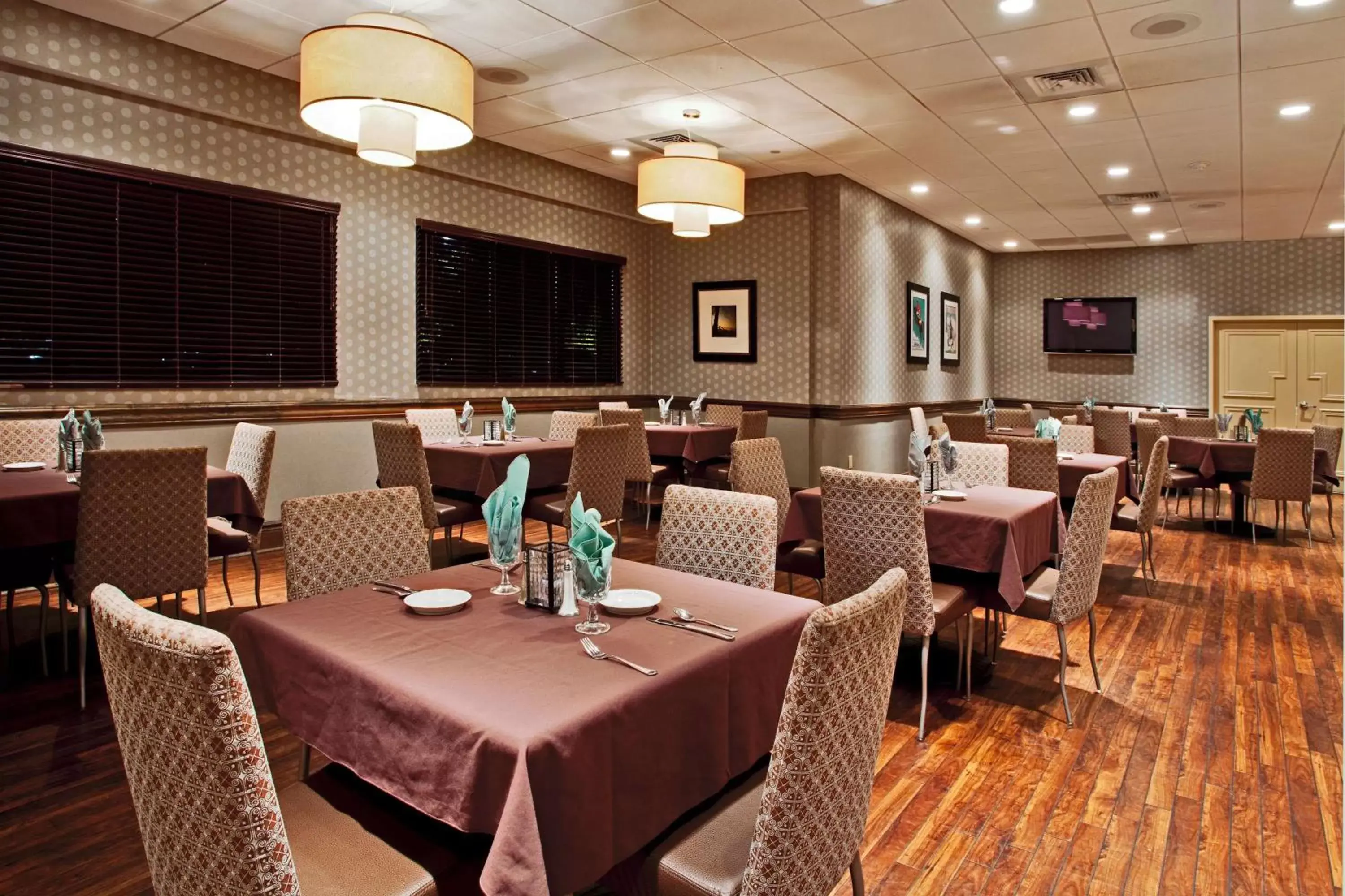 Restaurant/Places to Eat in Radisson Freehold