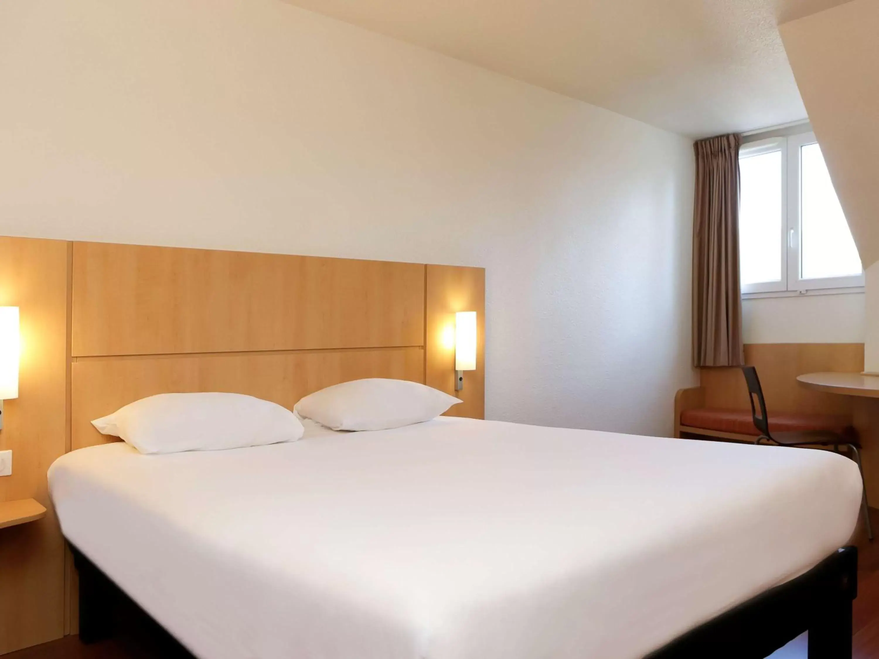Photo of the whole room, Bed in ibis Besançon Centre Ville
