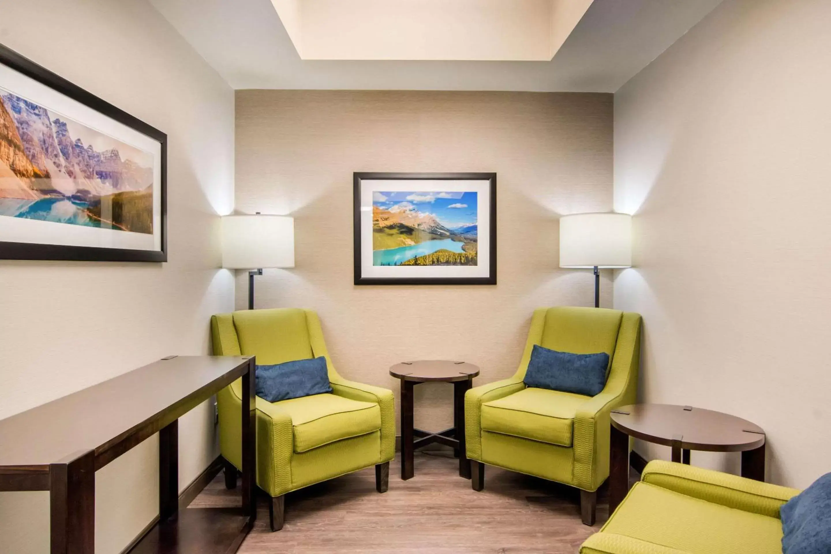 Lobby or reception, Seating Area in Comfort Inn & Suites Red Deer