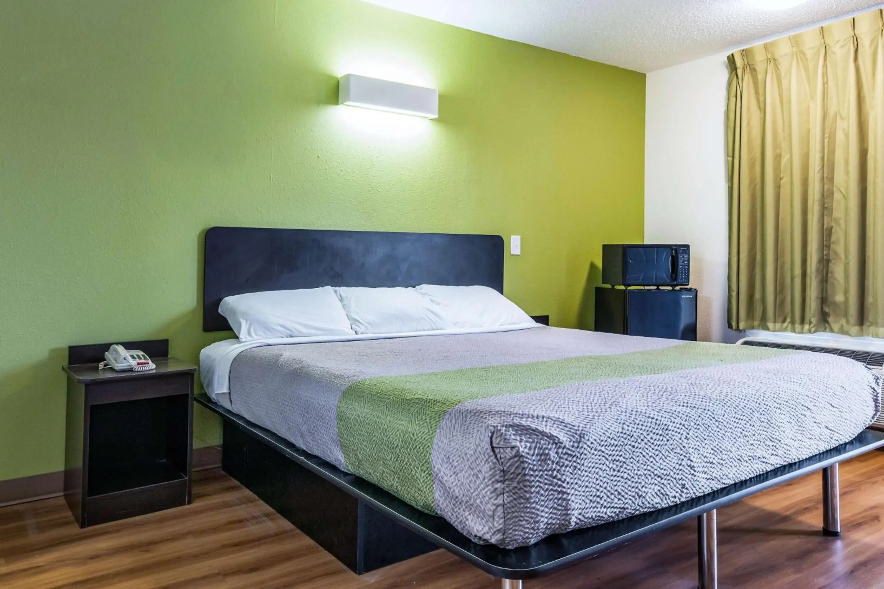 King Room with Roll-in Shower - Disability Access - Non-Smoking in Motel 6-Alexandria, LA - South King Room with Roll-in Shower - Disability Access - Non-Smoking in Motel 6-Alexandria, LA - South