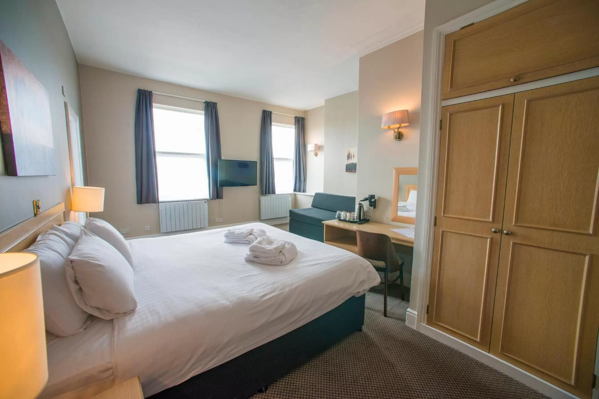 Photo of the whole room, Bed in Old Colonial, Weston-Super-Mare by Marston's Inns