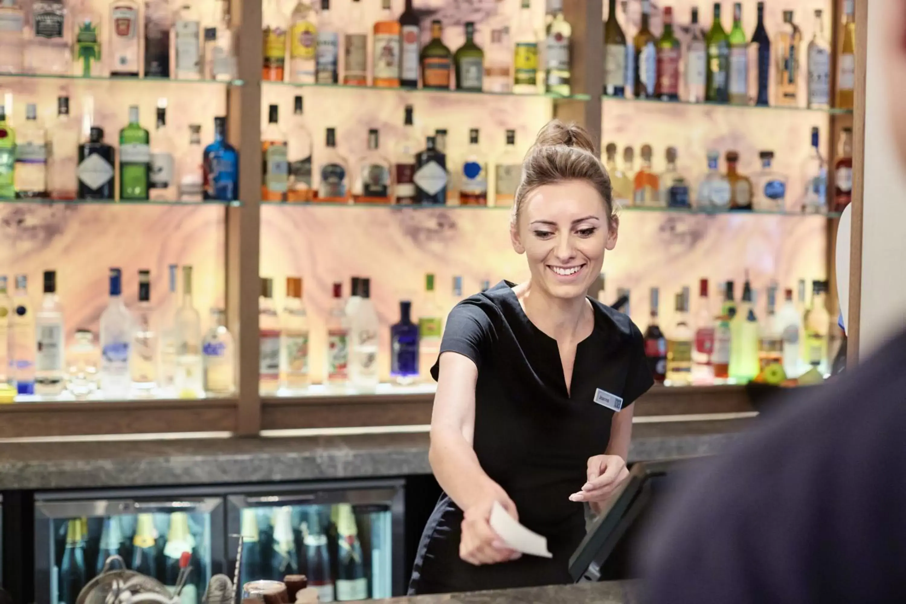 Lounge or bar in Crowne Plaza Alice Springs Lasseters, an IHG Hotel