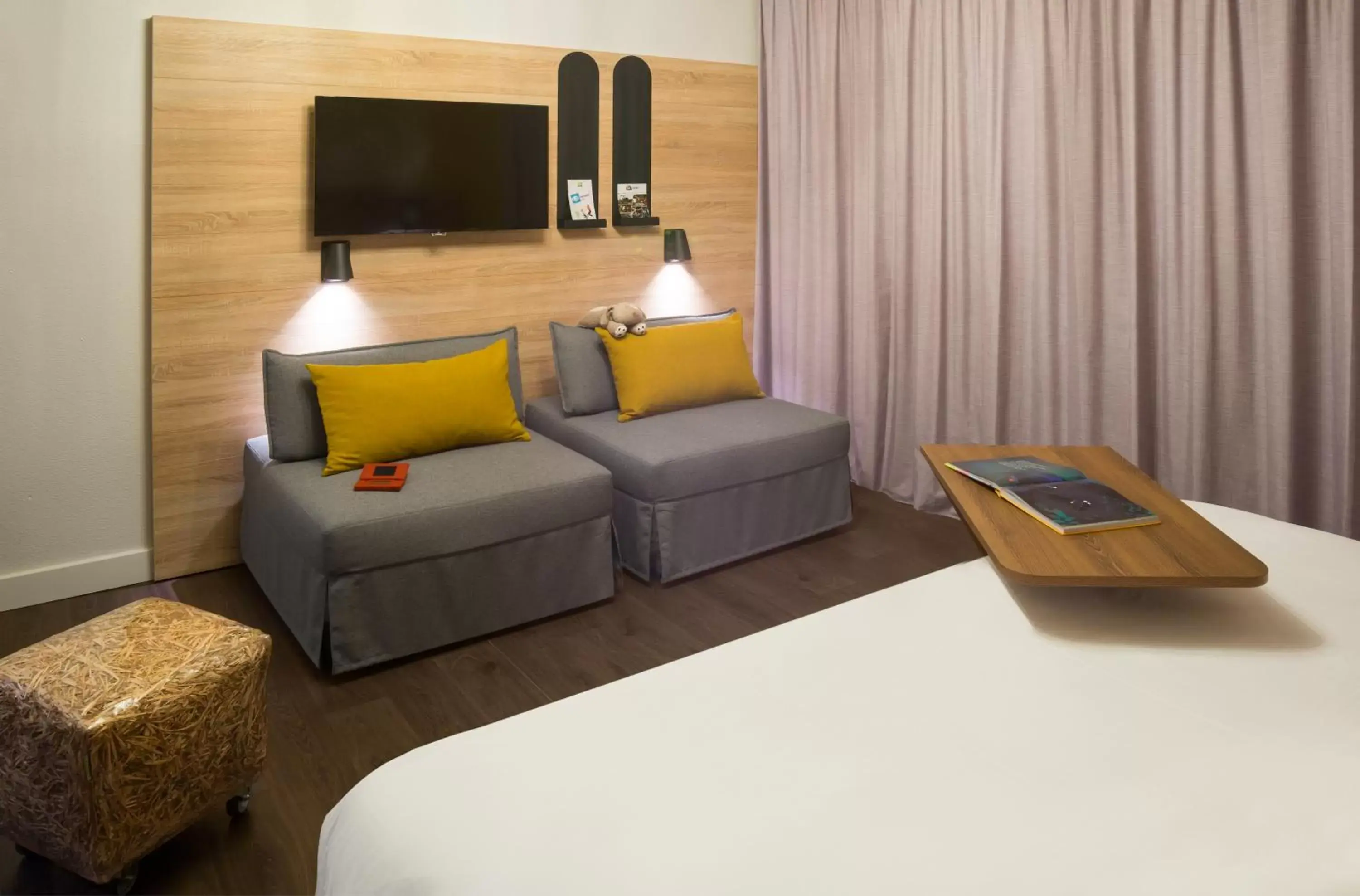 Photo of the whole room, Seating Area in ibis Styles Carcassonne La Cité