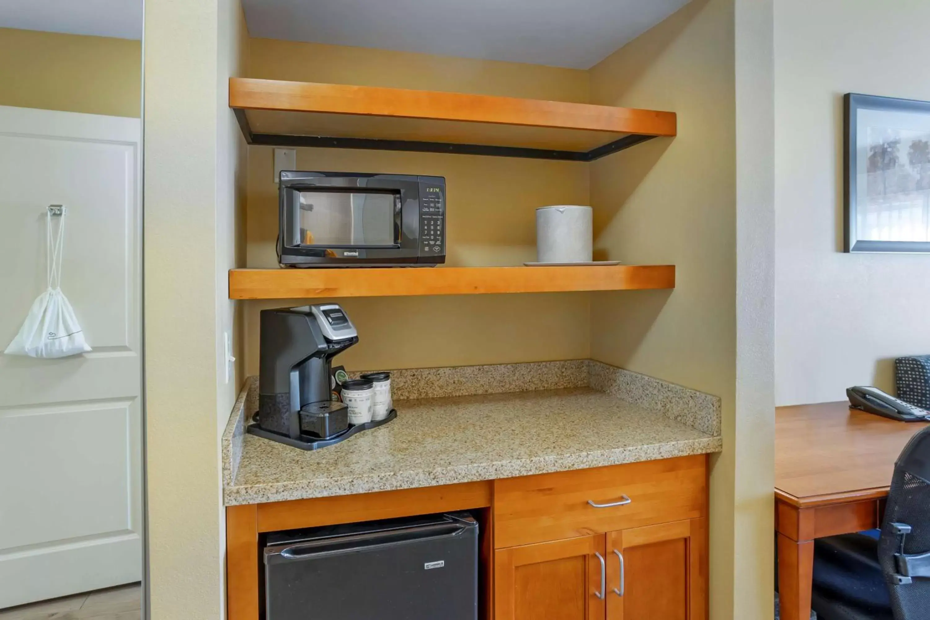 Bedroom, Kitchen/Kitchenette in Best Western PLUS University Park Inn & Suites