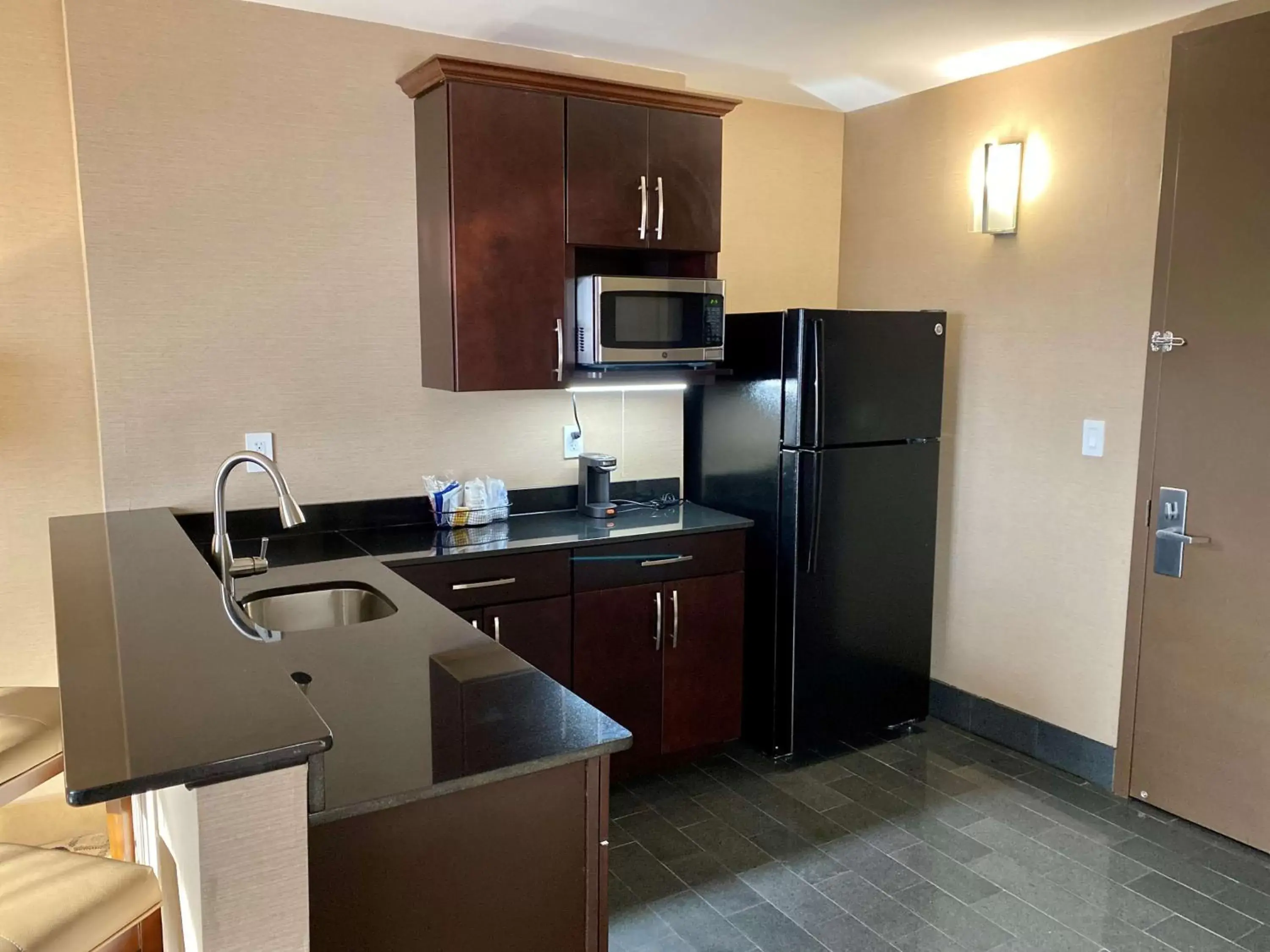 Kitchen or kitchenette, Kitchen/Kitchenette in Radisson Hotel Southfield-Detroit