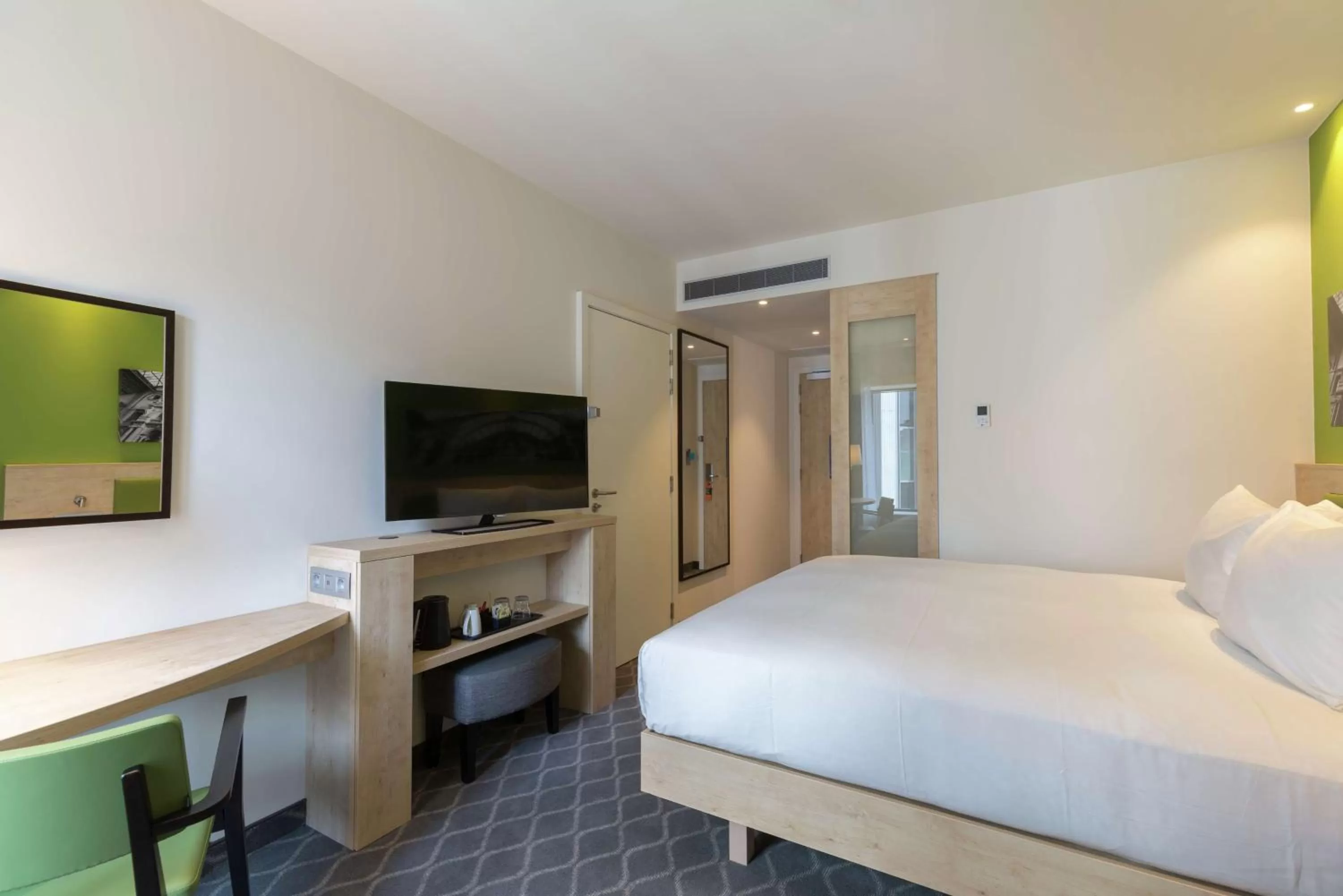 Bedroom, Bed in Hampton By Hilton Antwerp Central Station