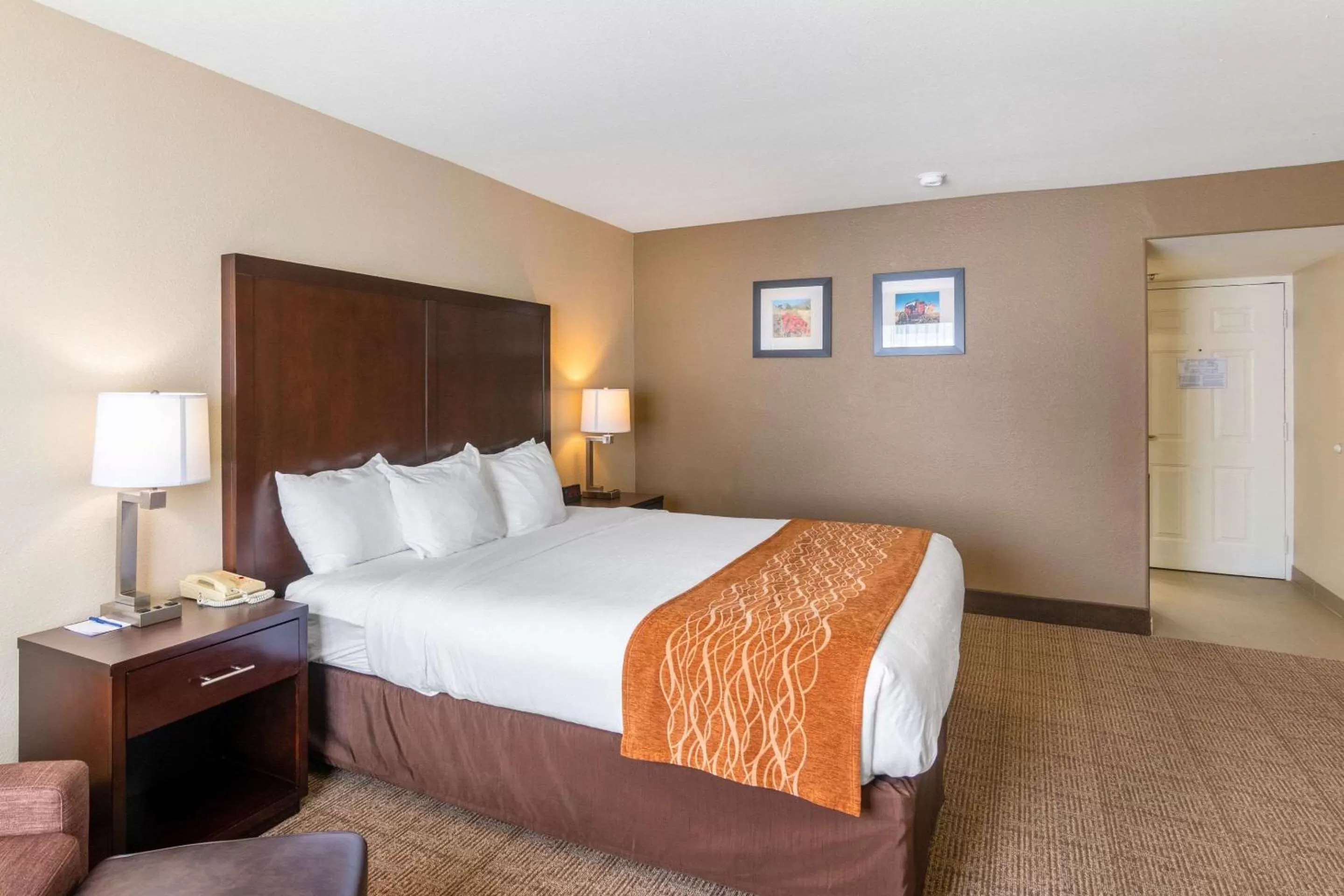 Photo of the whole room, Bed in Comfort Inn & Suites