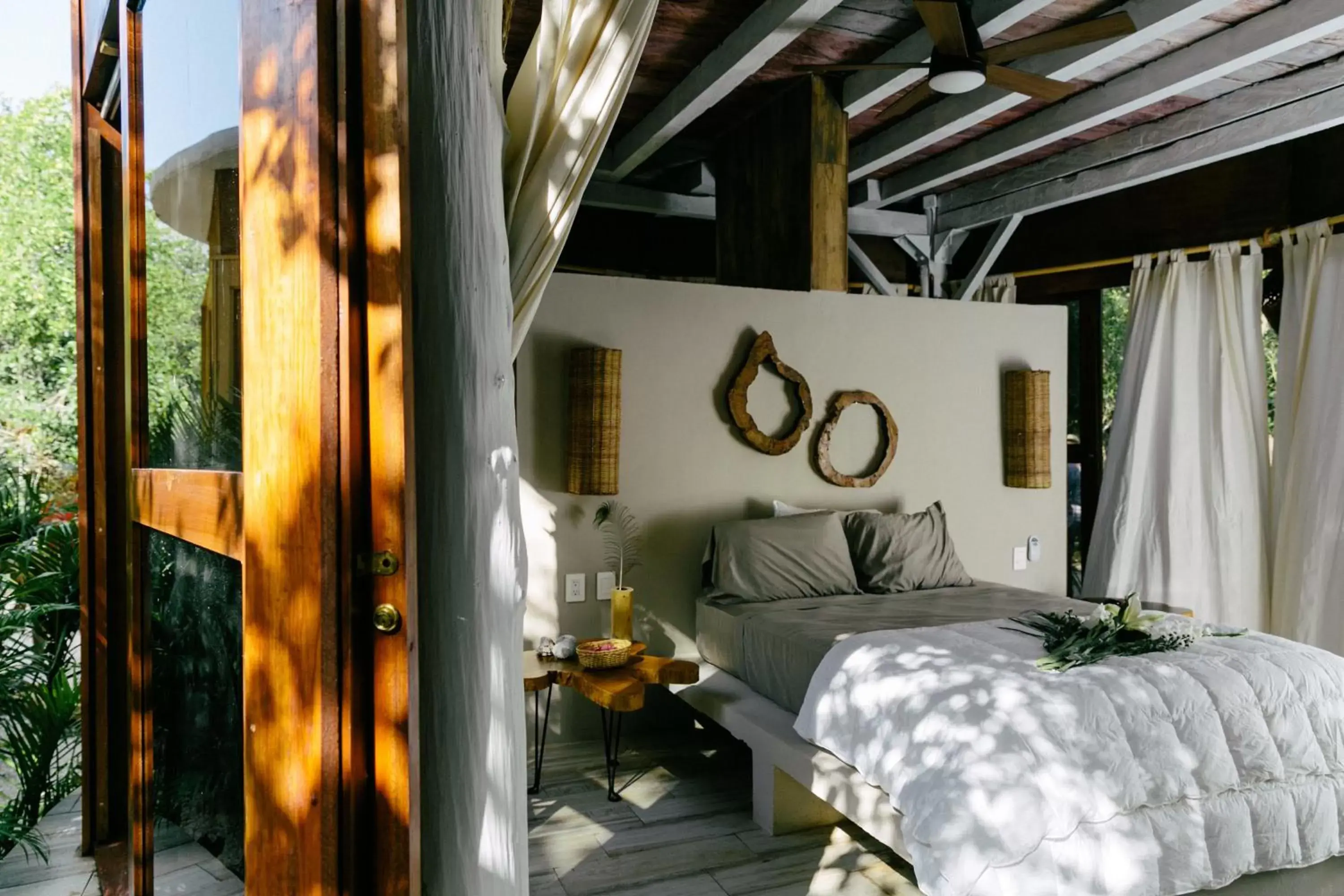 Bed in Mamasan Treehouses & Cabins