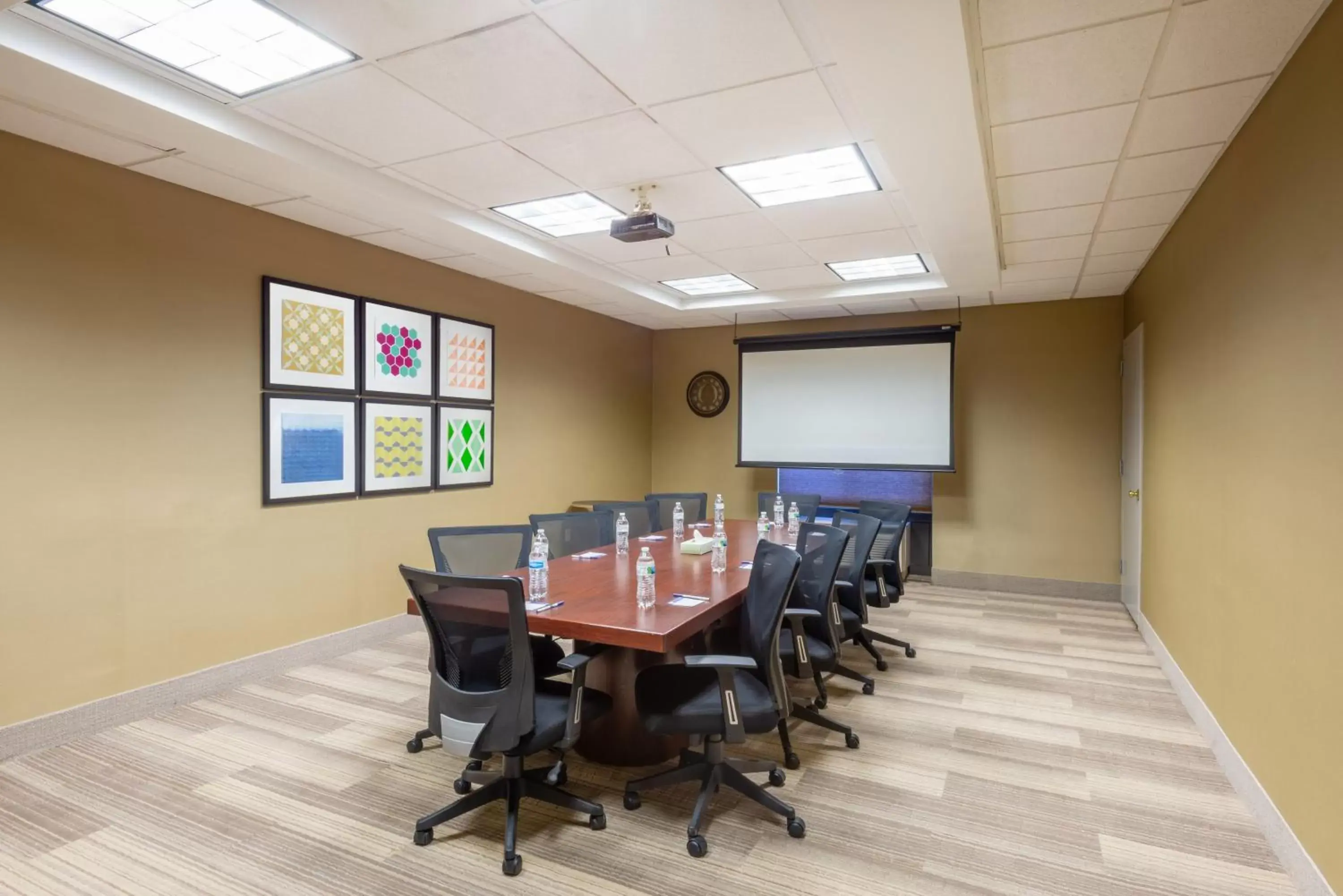 Meeting/conference room in Holiday Inn Express Hotel & Suites Erie - North East, an IHG Hotel