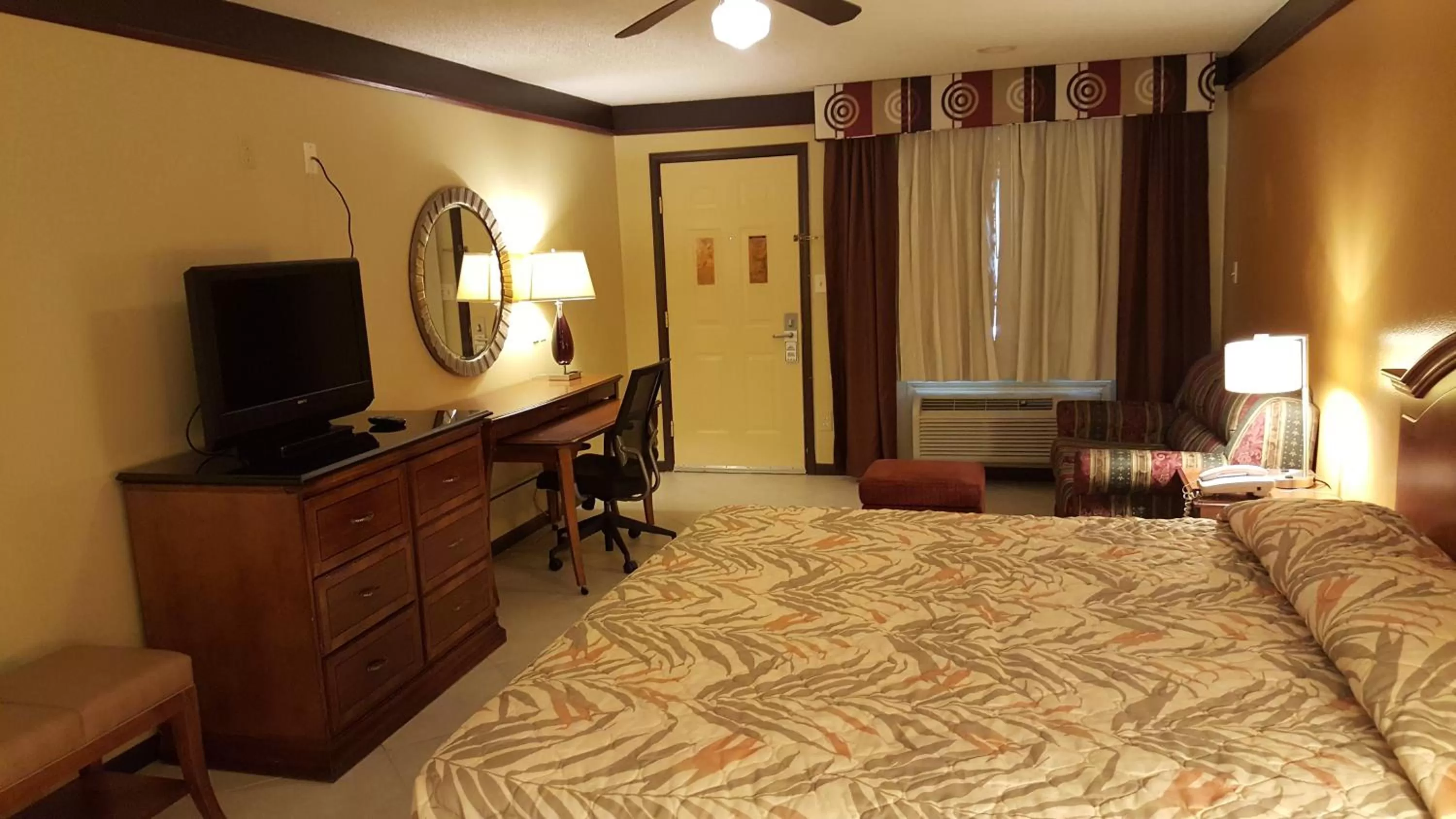 Bed in Deluxe Inn and Suites