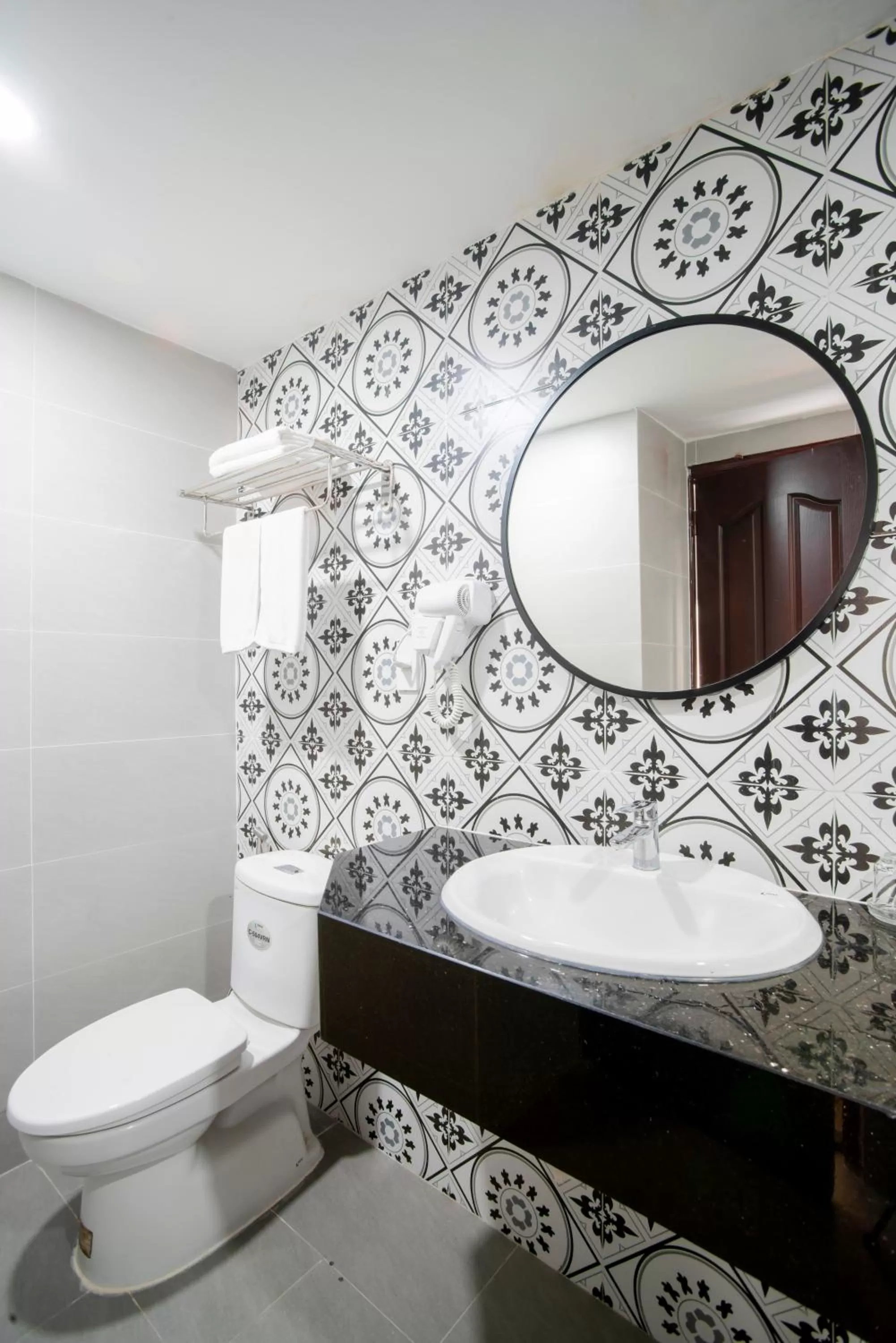 Shower in SAZI BEN THANH Hotel HCM