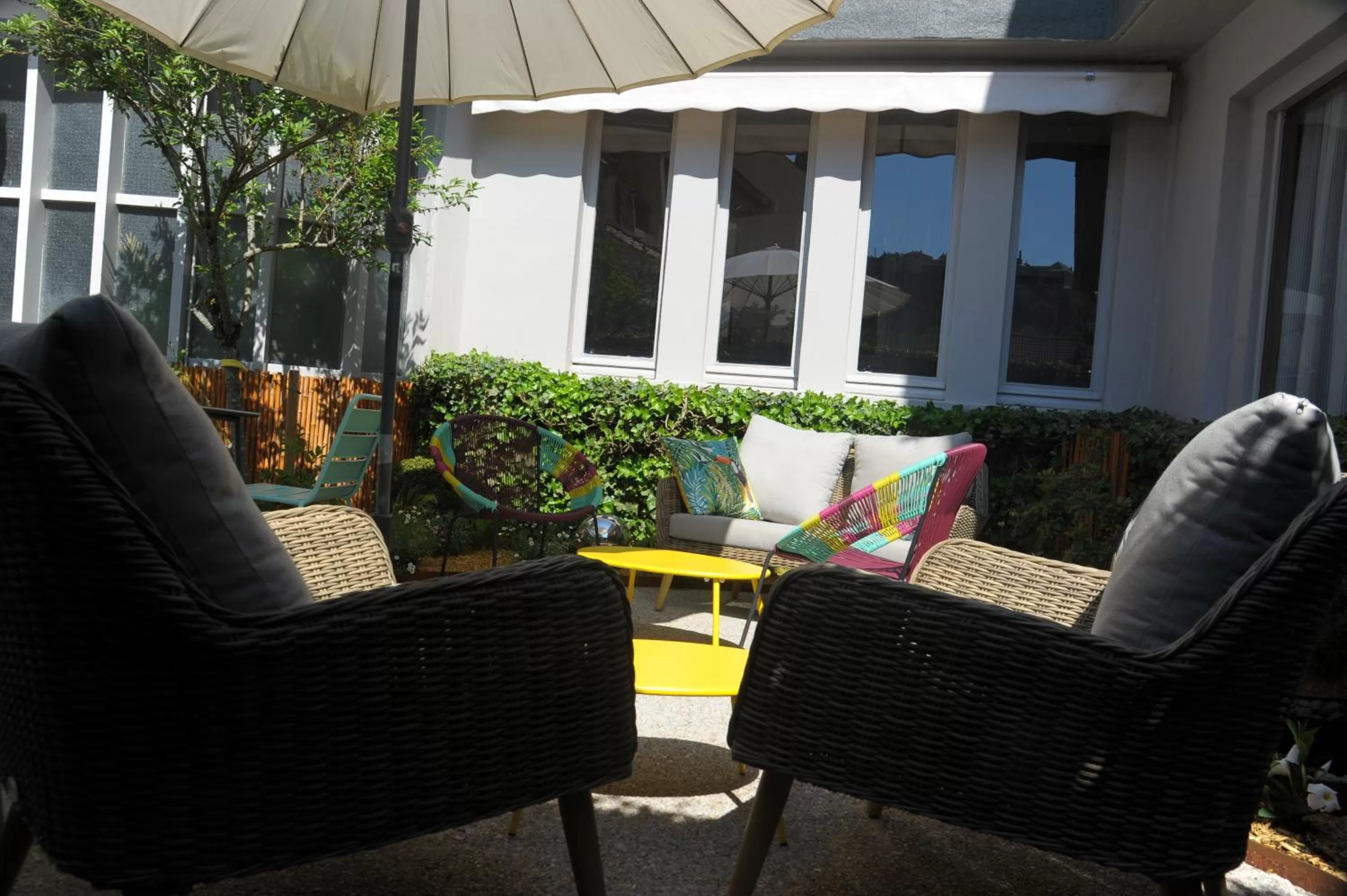 Patio in Cit'Hotel L'Etape