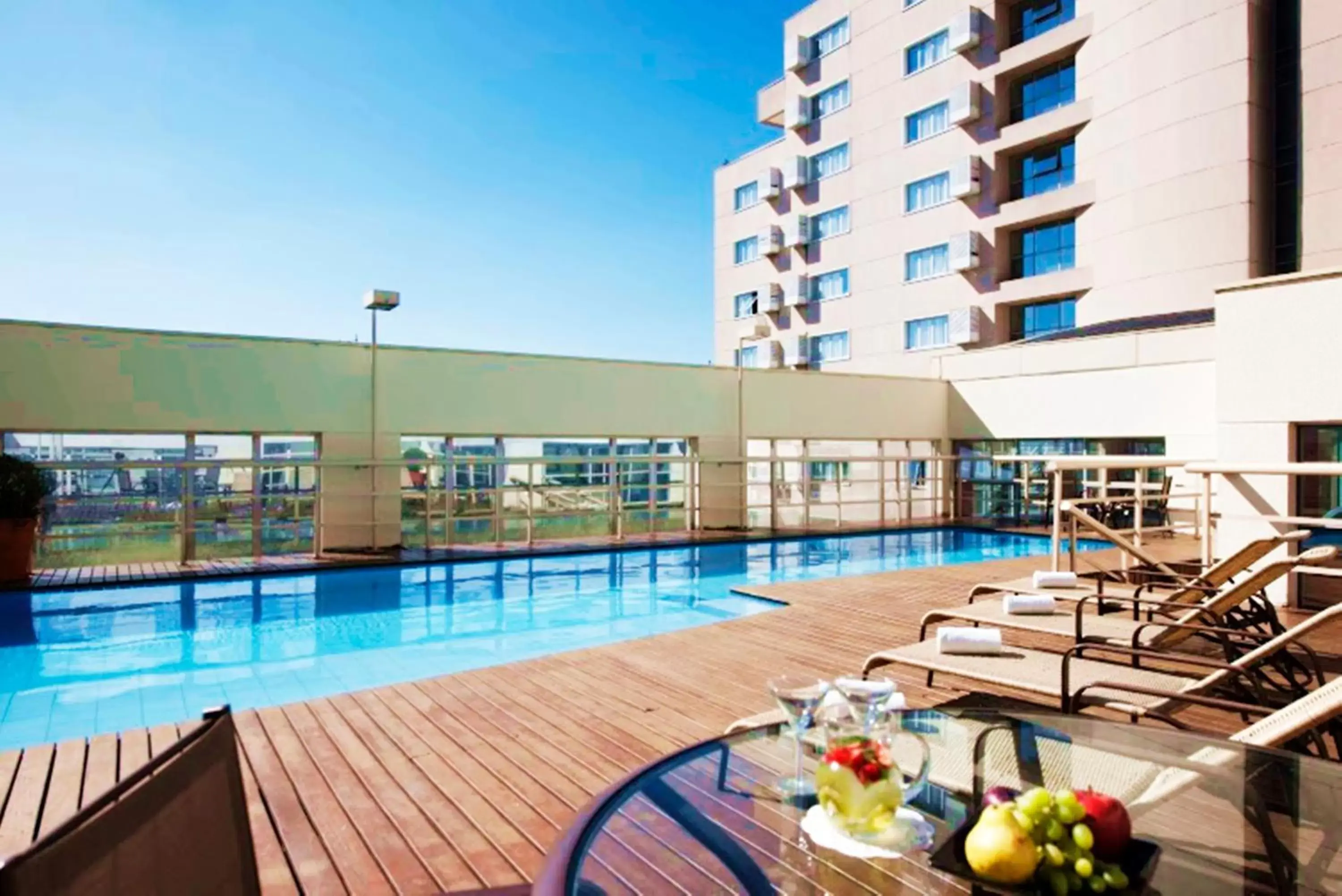 Swimming Pool in Quality Suites Alphaville