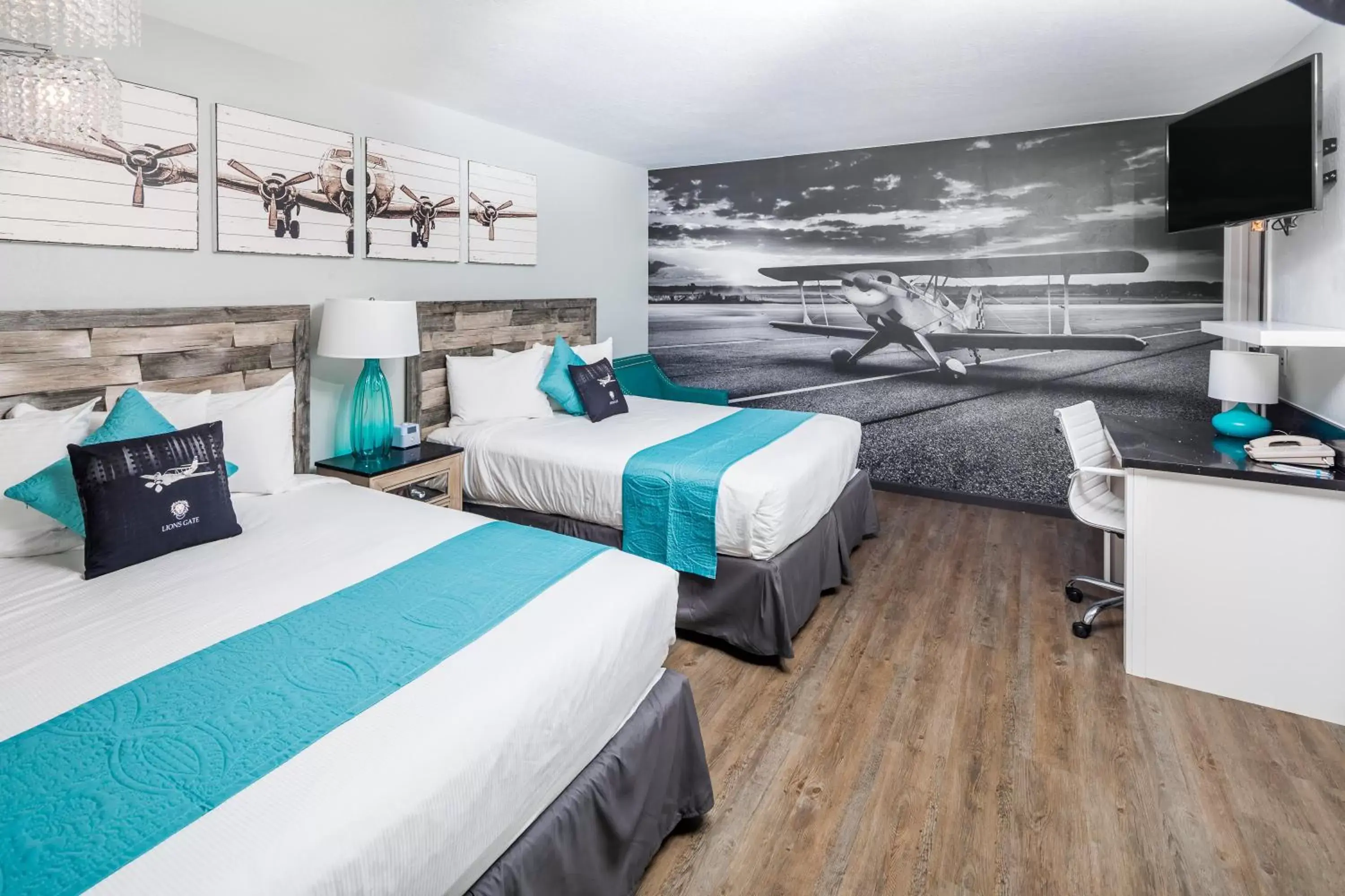 Bedroom, Bed in Lions Gate Hotel Bedroom, Bed in Lions Gate Hotel