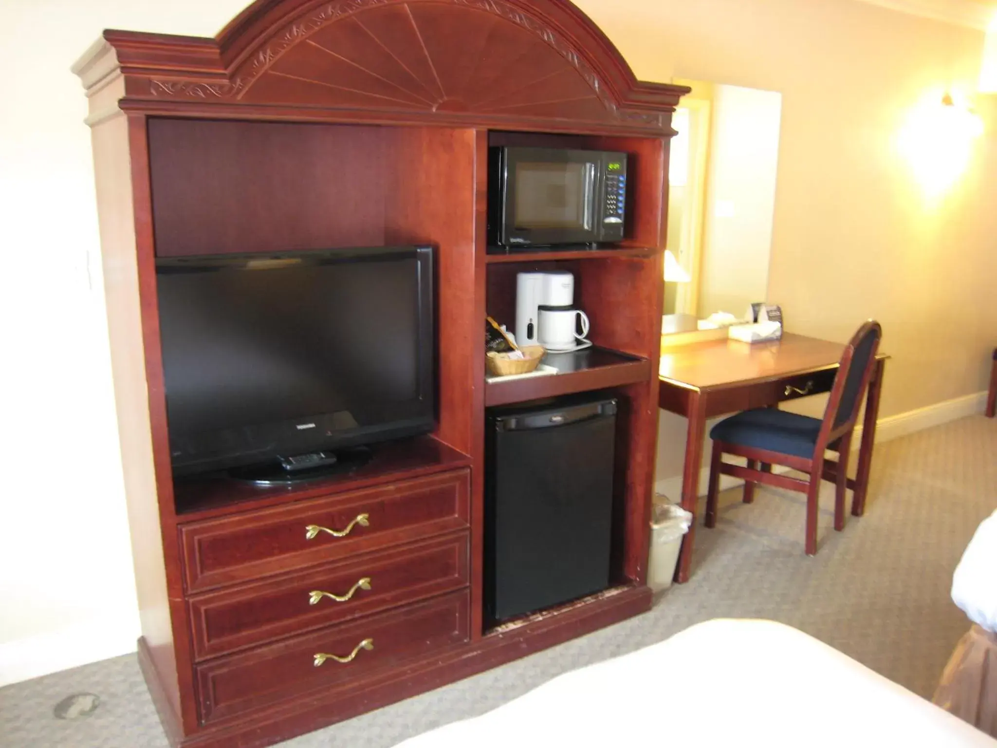 Photo of the whole room, TV/Entertainment Center in Revelstoke Lodge