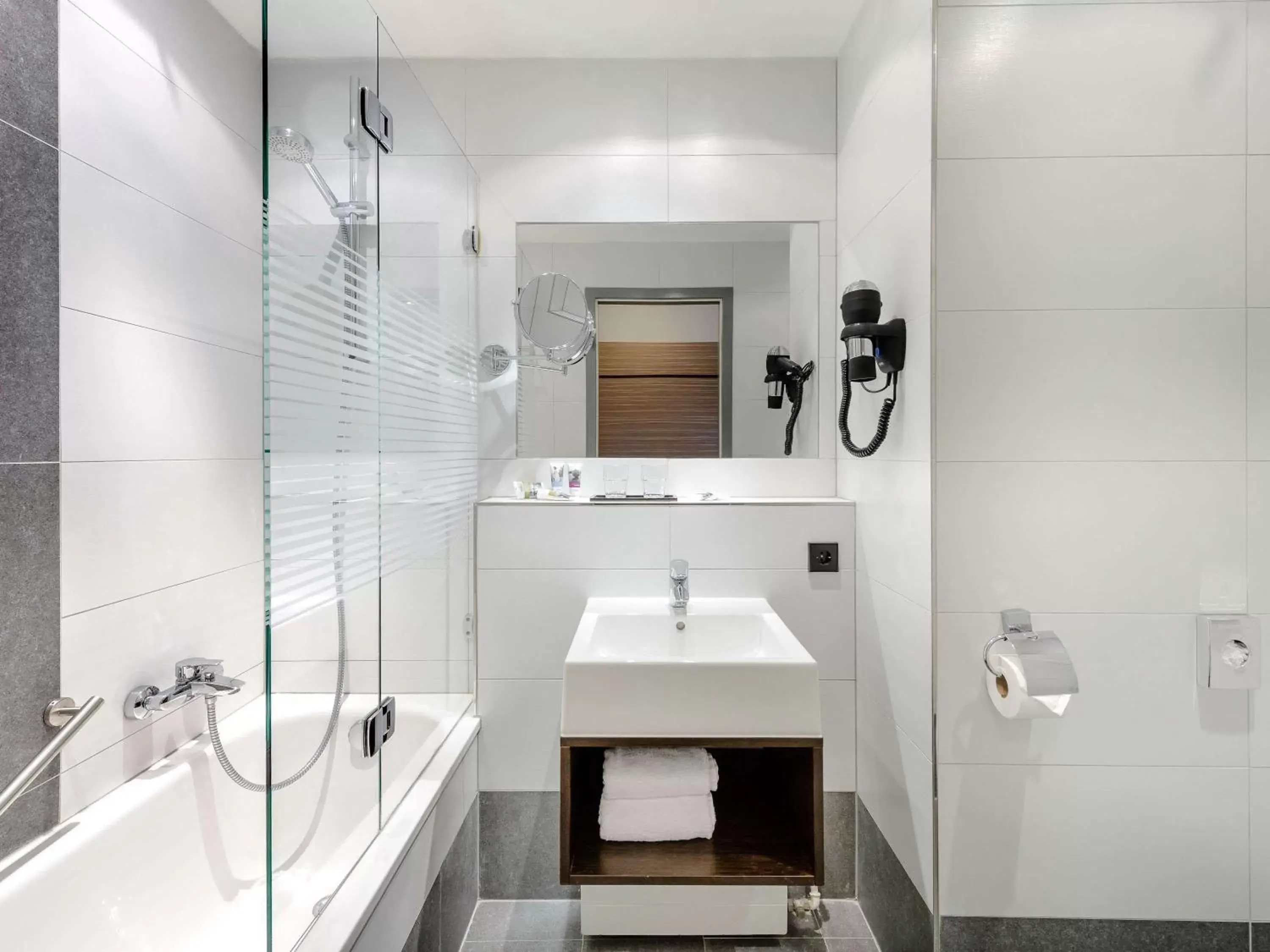 Photo of the whole room, Bathroom in Mercure Hotel Stuttgart Gerlingen