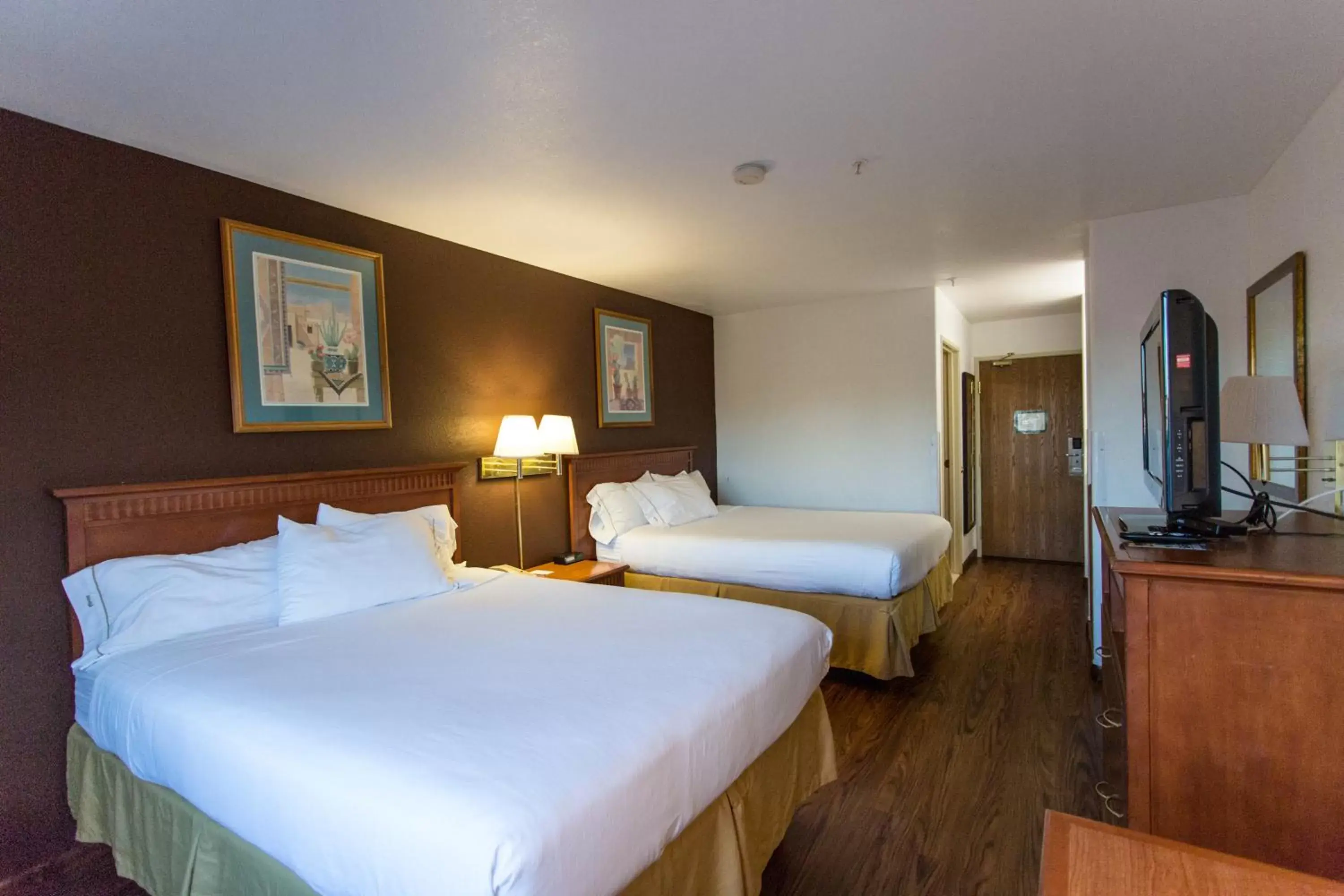 Photo of the whole room, Bed in Vagabond Inn Executive