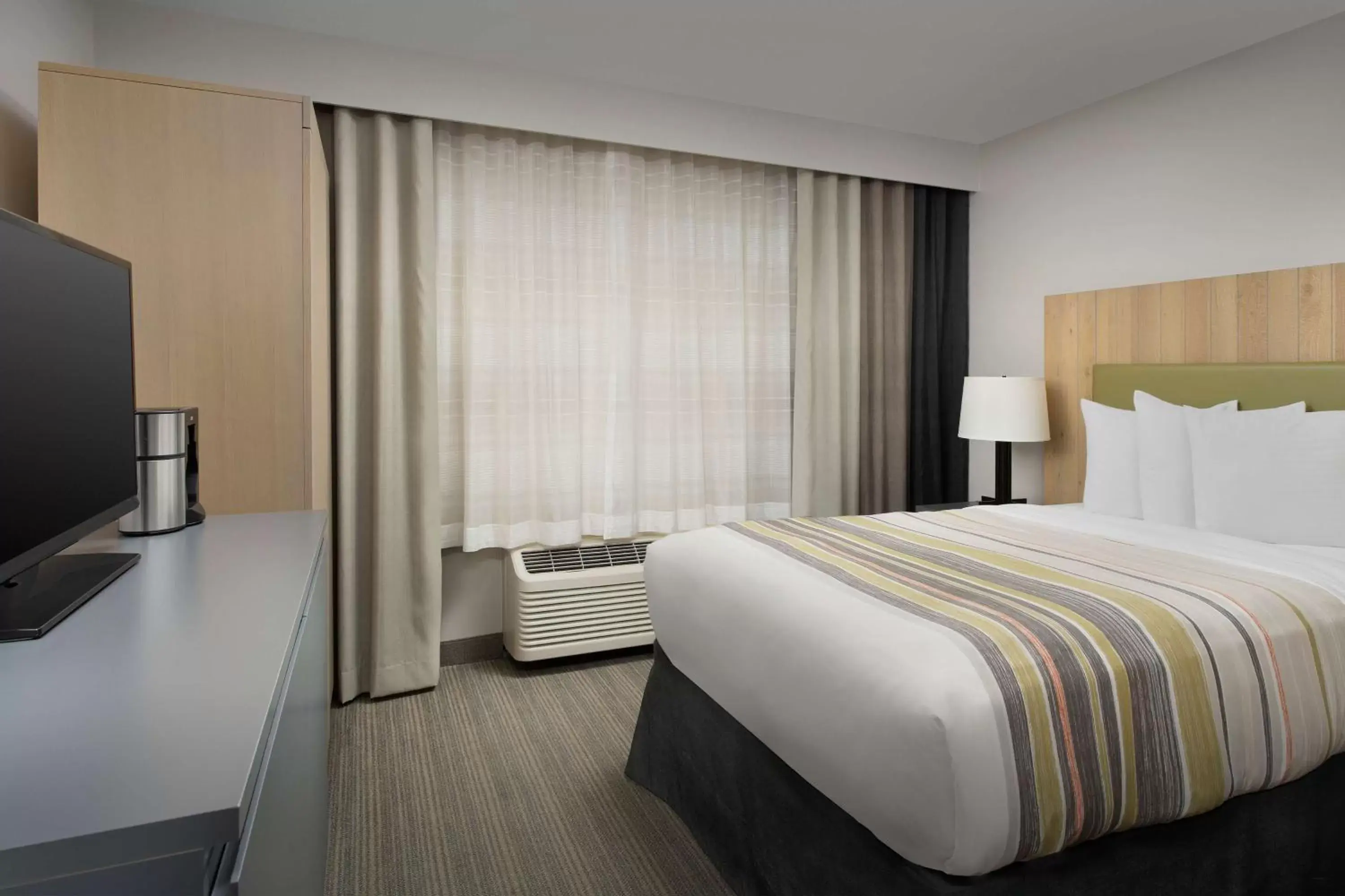 Photo of the whole room, Bed in Country Inn & Suites by Radisson, Seattle-Tacoma International Airport, WA
