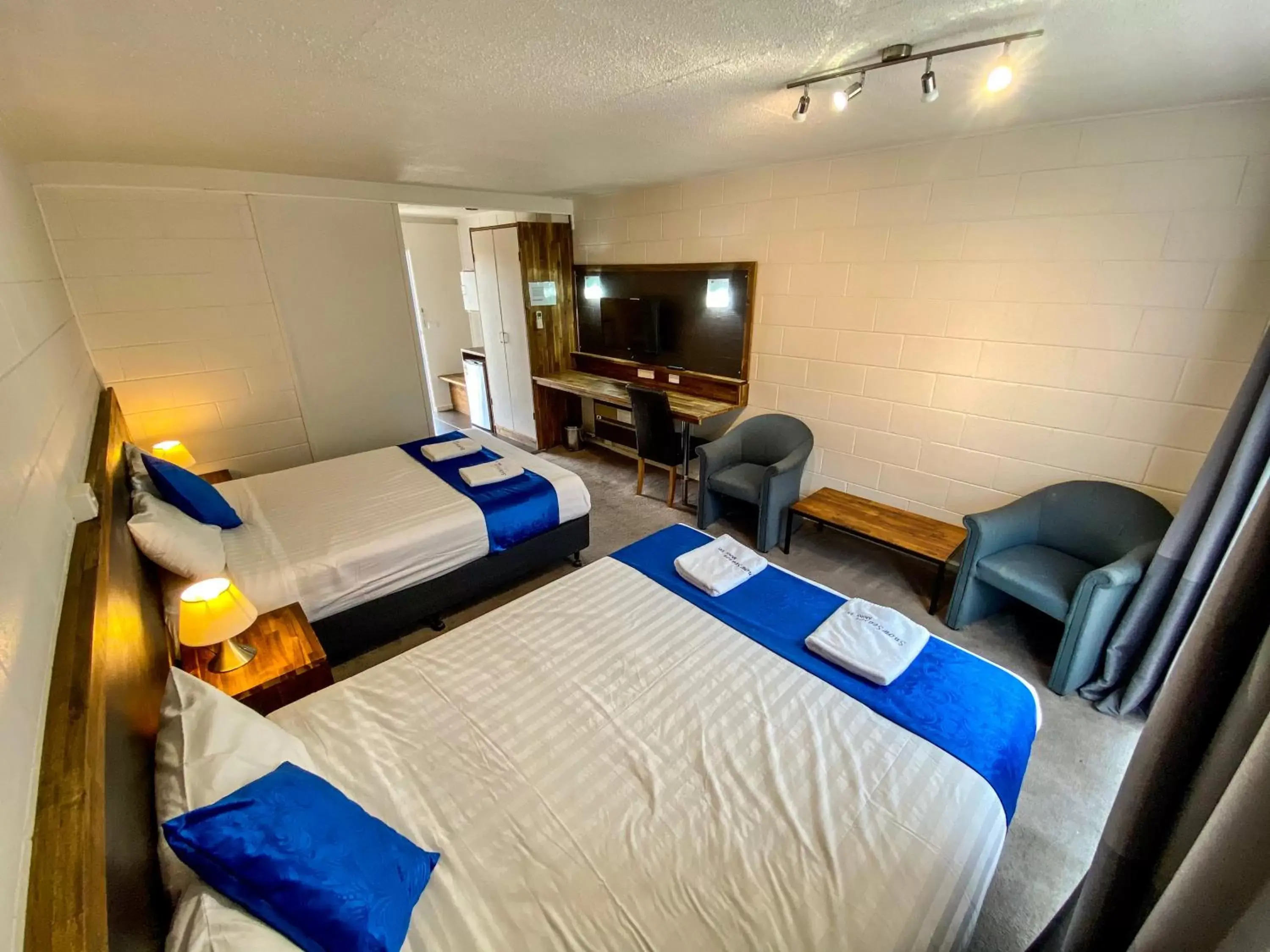 Photo of the whole room, Bed in Snow Season Motor Inn