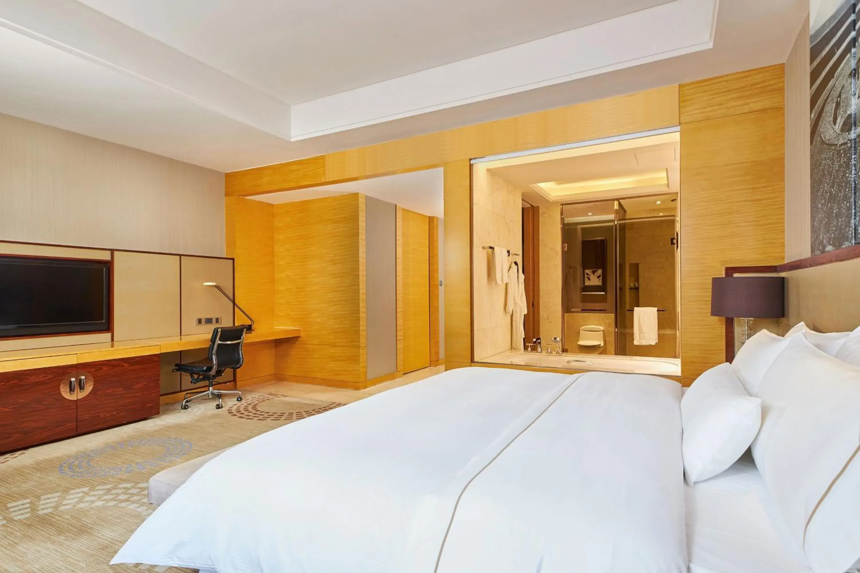 Photo of the whole room, Bed in The Westin Fuzhou Minjiang