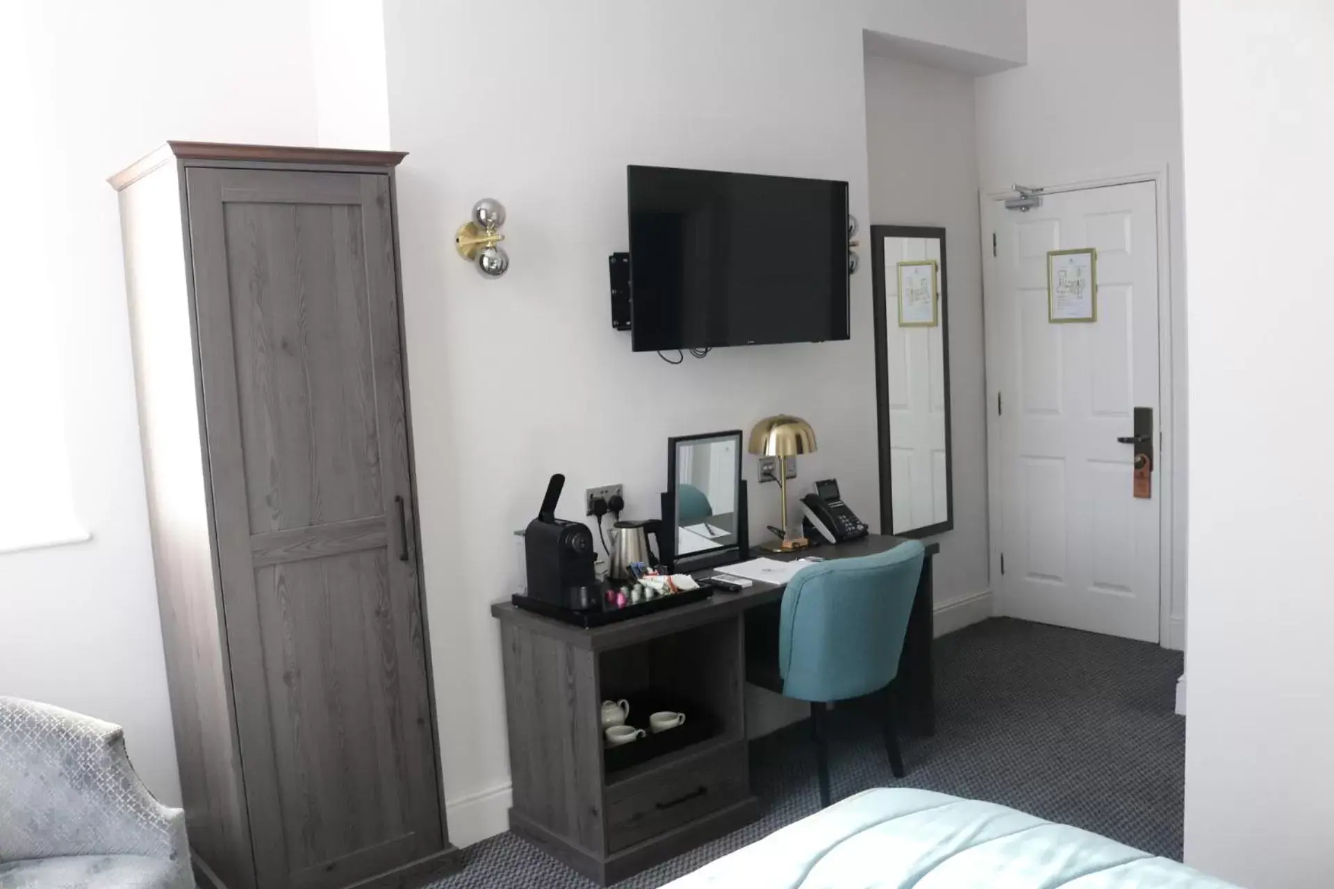 Bedroom, TV/Entertainment Center in Rutland Hall Hotel