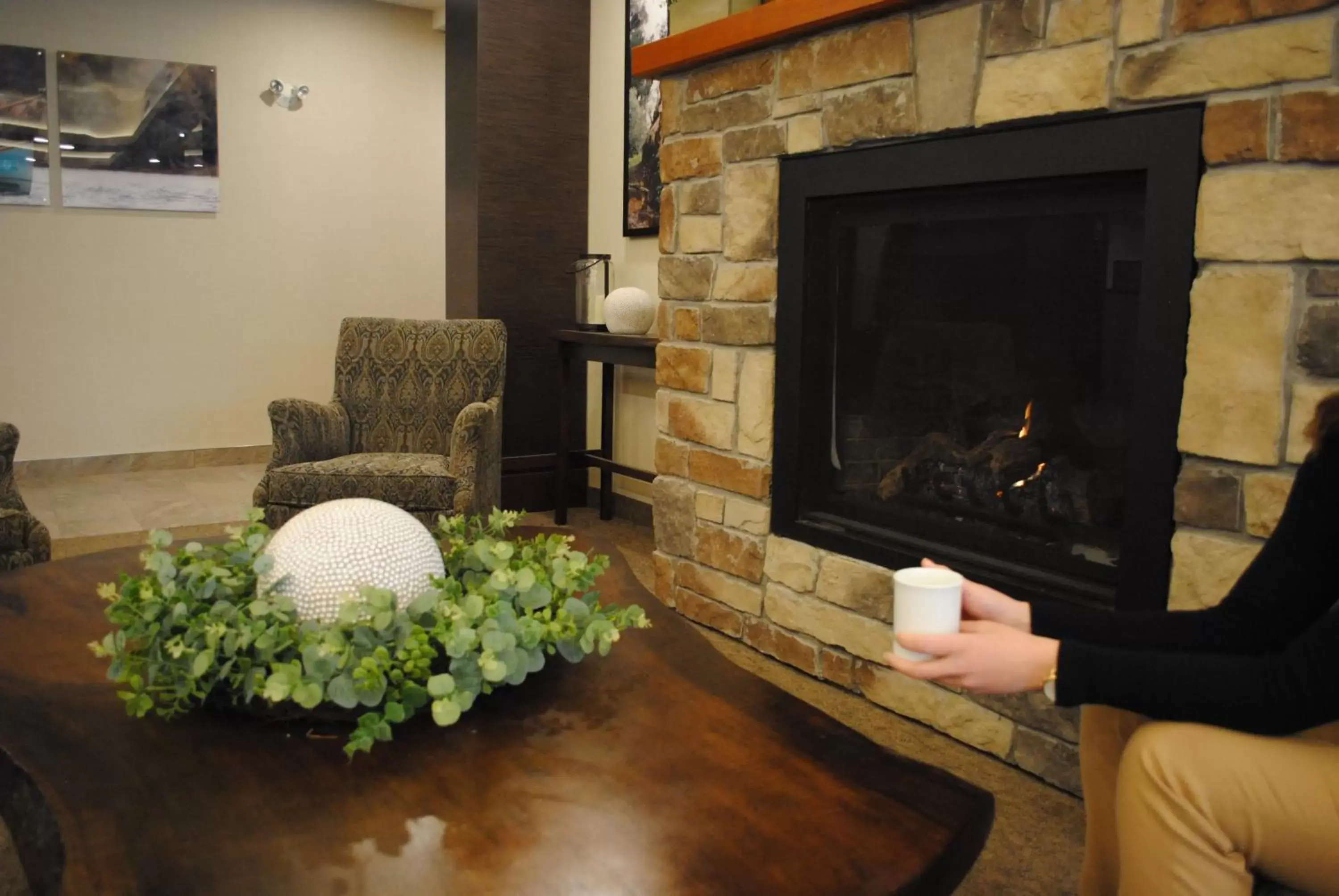 Lobby or reception, Seating Area in Days Inn & Suites by Wyndham Lindsay