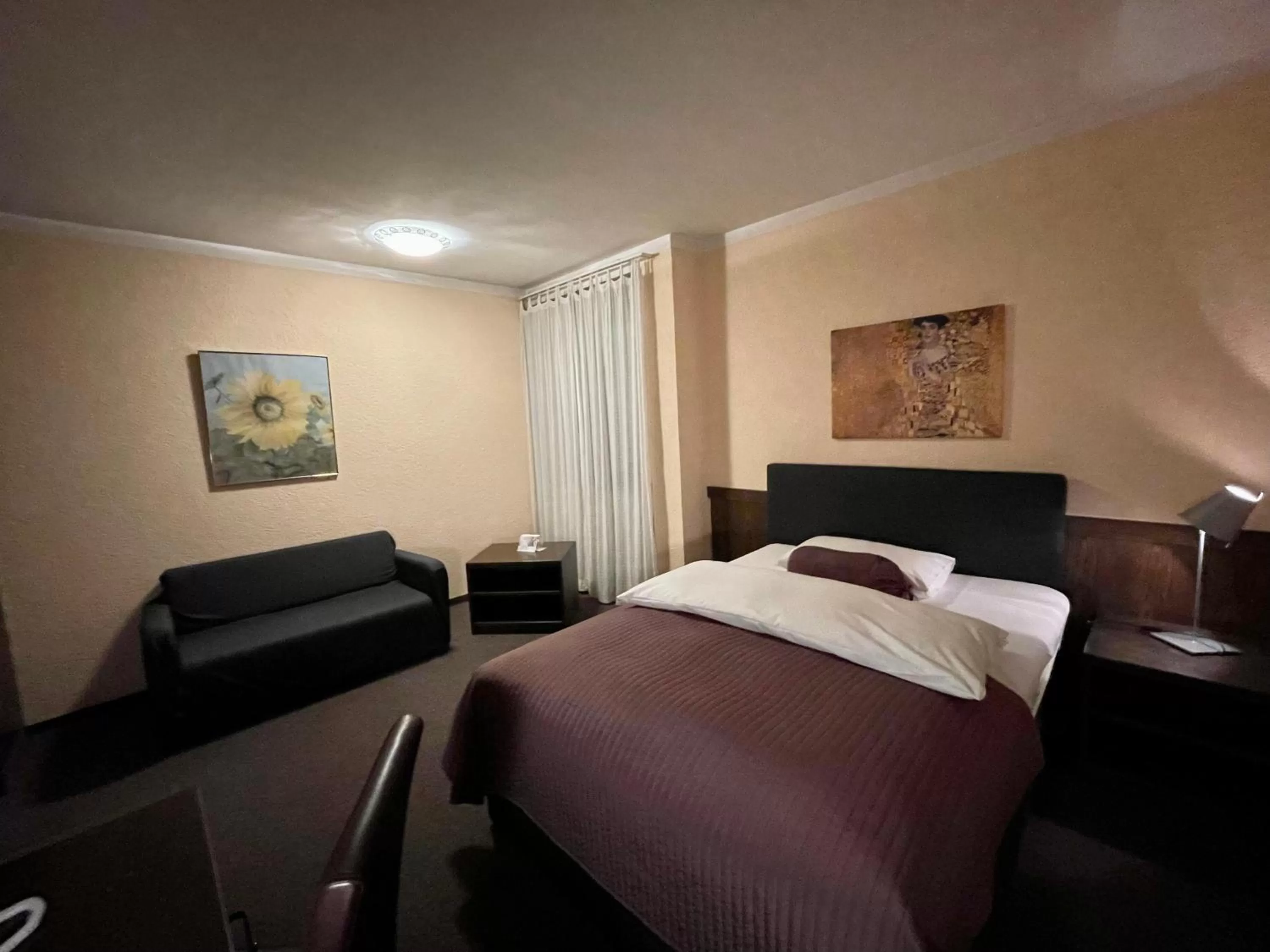 Bed in Hotel Brunnenhof