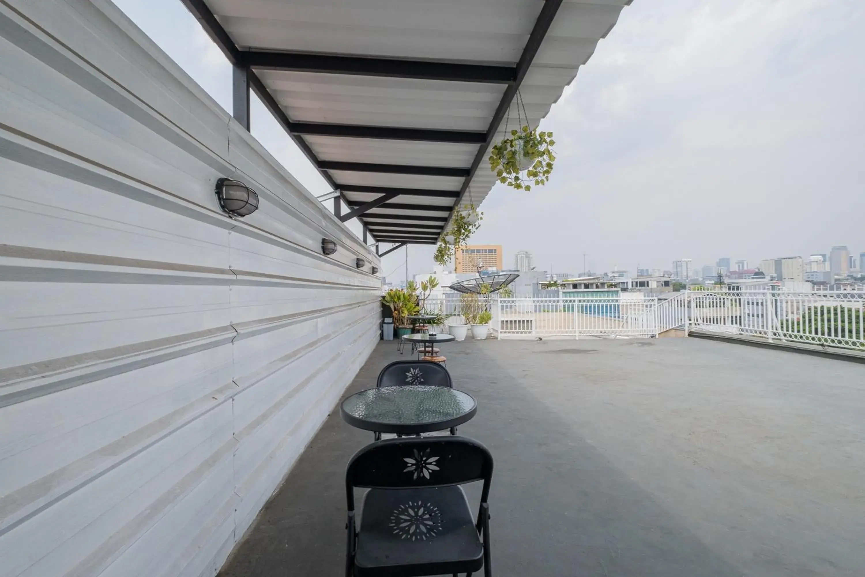 Property building in RedDoorz Plus @ Cideng Barat Property building in RedDoorz Plus @ Cideng Barat