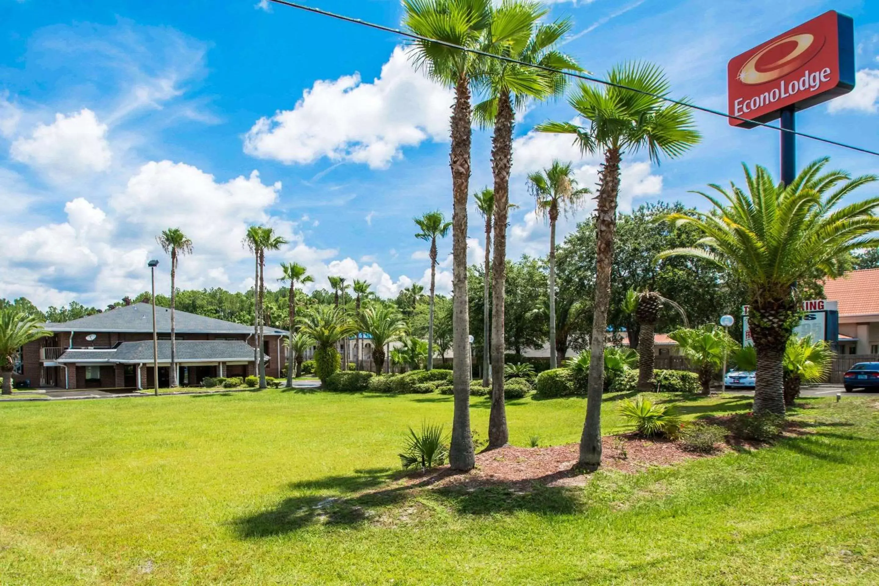 Property building, Garden in Econo Lodge Jacksonville