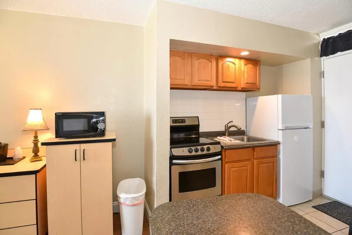 Kitchen/Kitchenette in Cove Motel Oceanfront