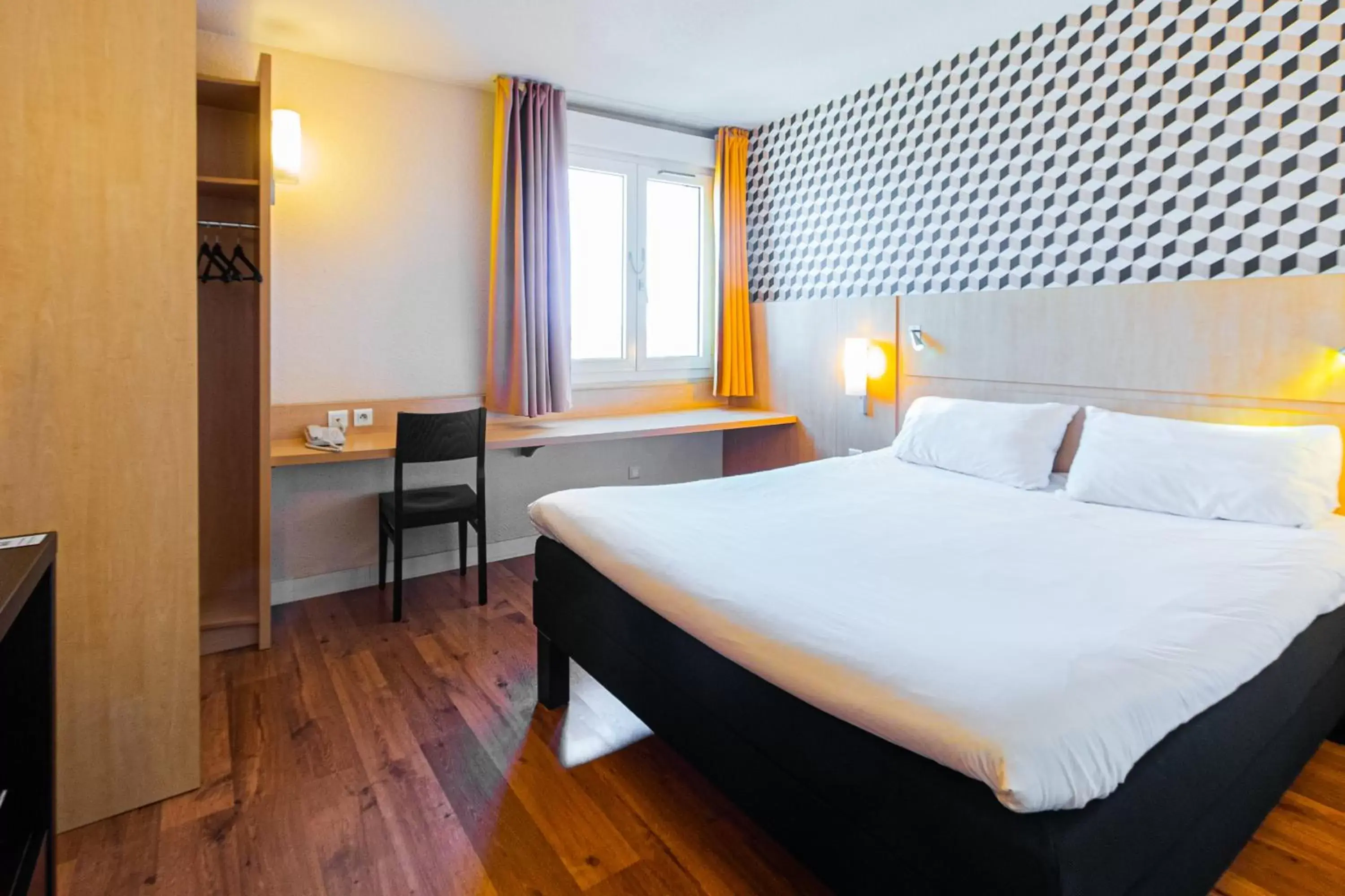 Bedroom, Bed in ibis Chateauroux