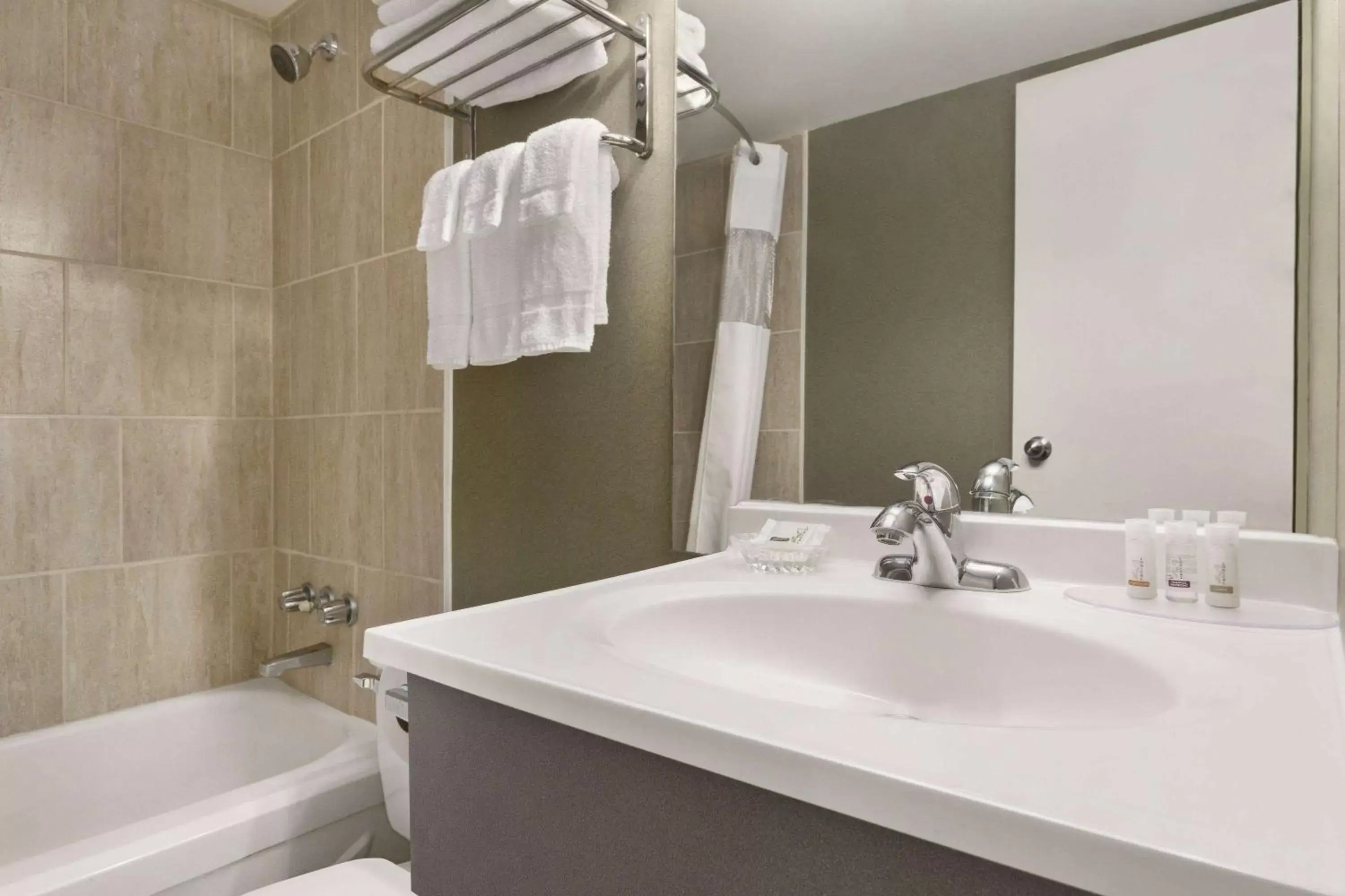 TV and multimedia, Bathroom in Days Inn by Wyndham Fallsview