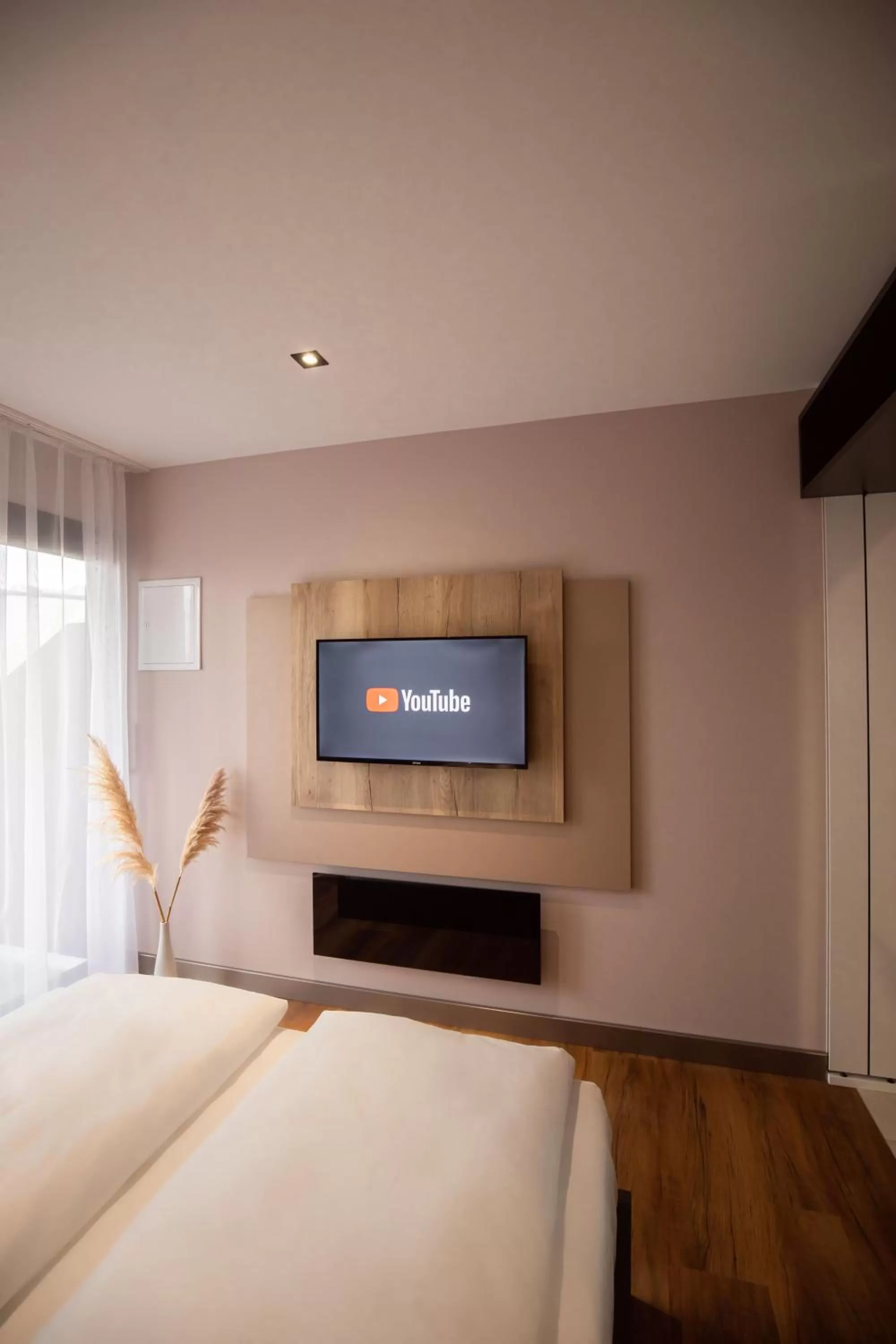 Staff, Bed in 24Seven Hotel Schwabach