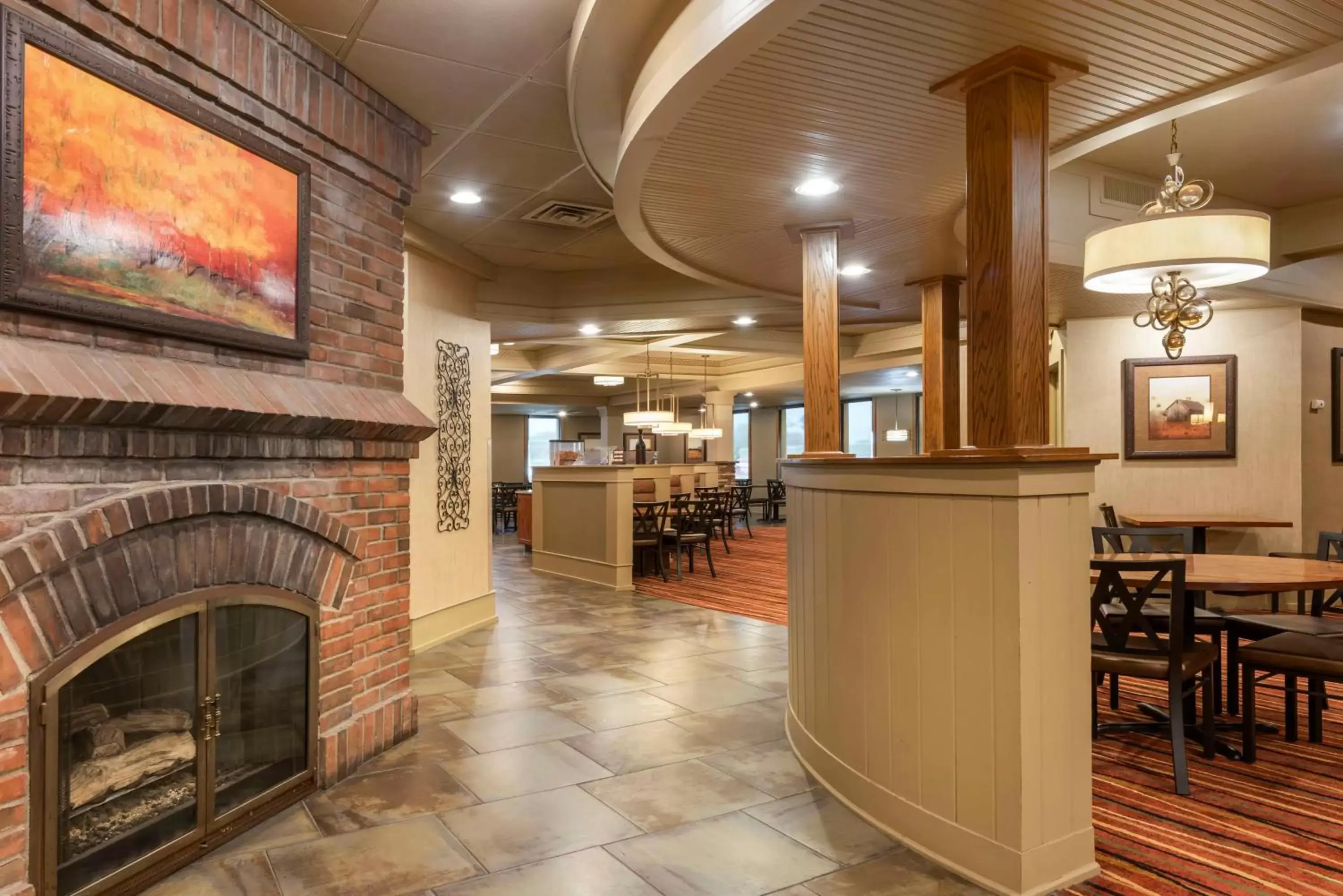 Breakfast, Lounge/Bar in Best Western Plus Ramkota Hotel