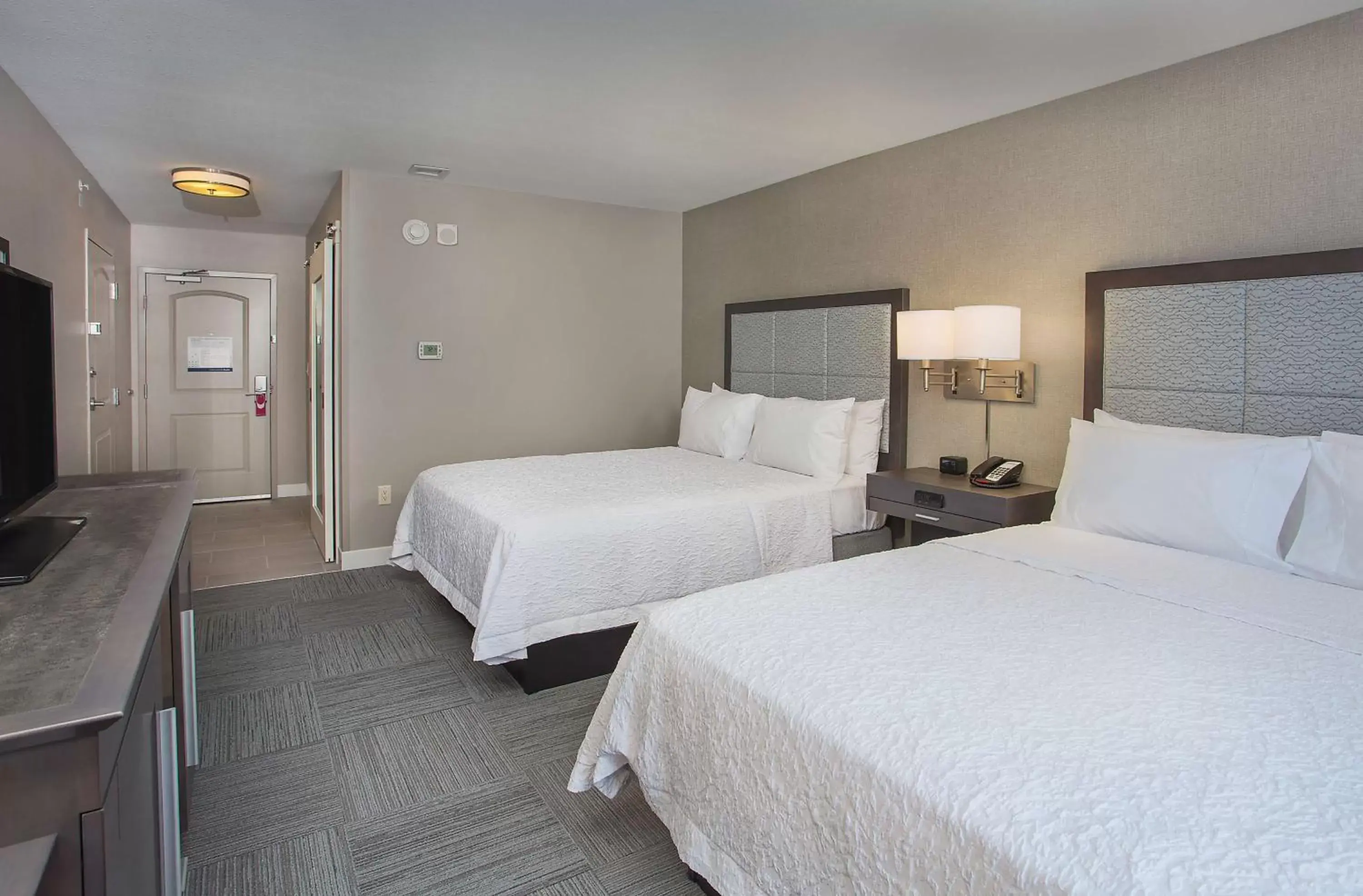 Photo of the whole room, Bed in Hampton Inn Vincennes